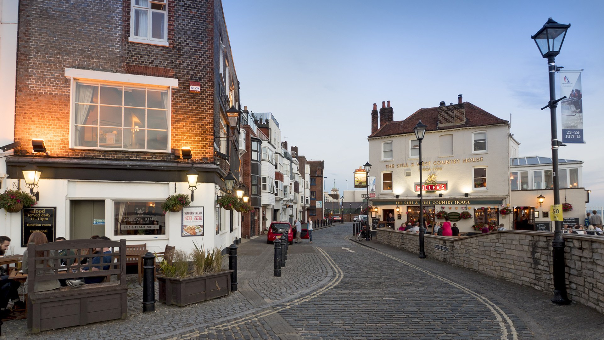 Hafenstadt Portsmouth mit Aussichtsturm Spinnaker Tower und Freizeit