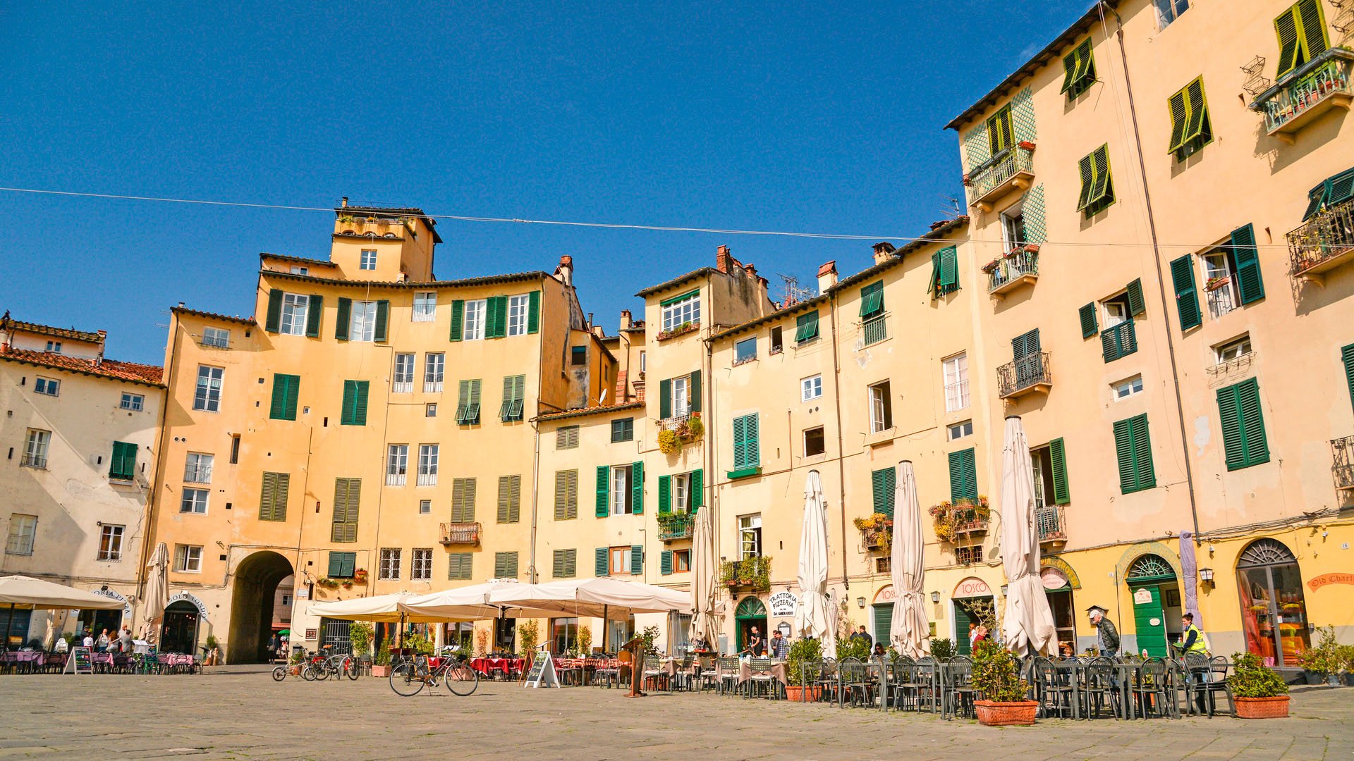 Stadtzentrum mit Häusern und Cafes in Lucca