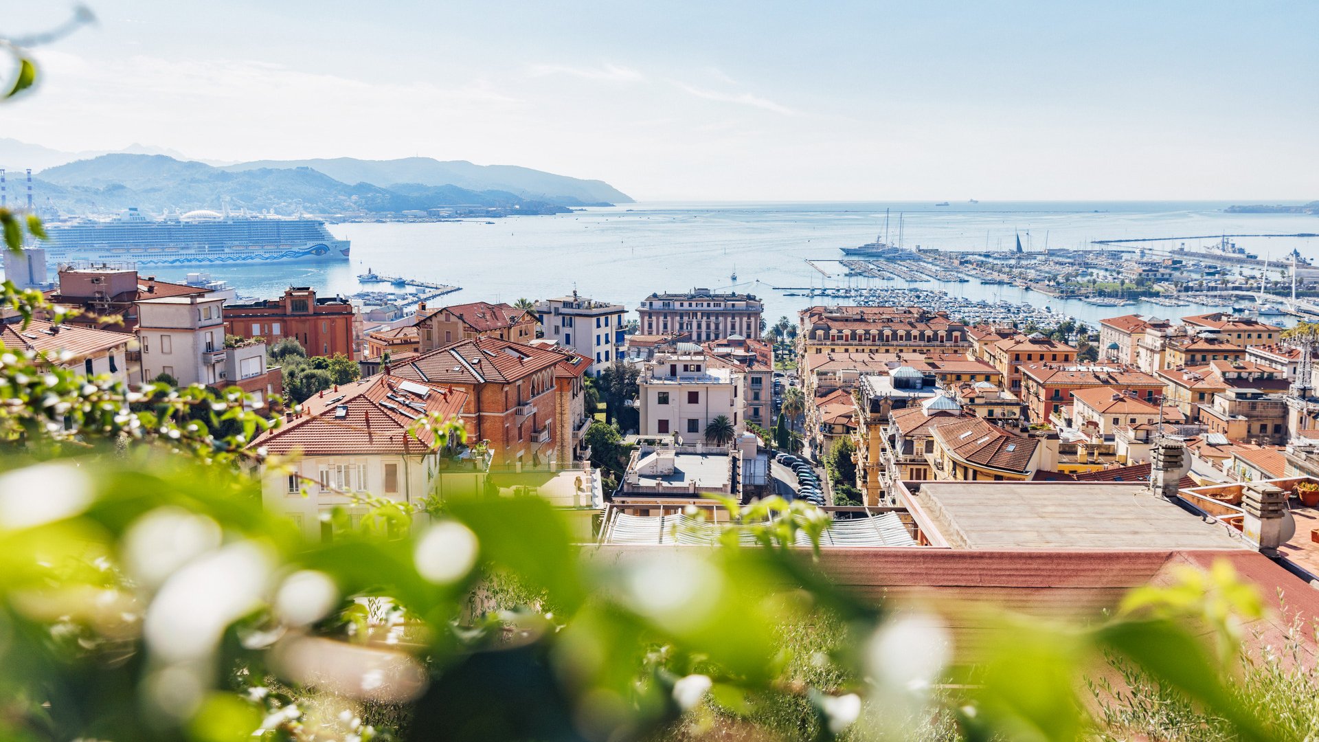 AIDA, AIDAcosma, Reise Mediterrane Schaetze, Italien, La Spezia, Ausflug, Stadtspaziergang, Blick ueber die Altstadt auf das Meer und den Hafen, Schiff AIDAcosma

Fotograf: Thomas Roetting