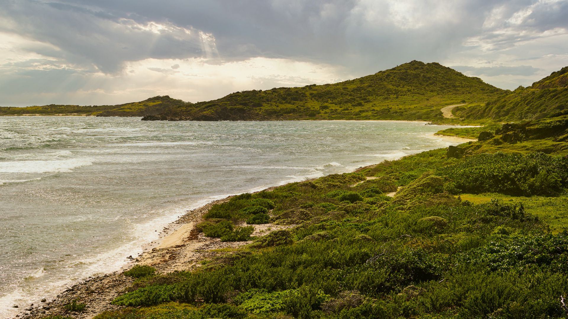 Küstenwanderung mit Blick auf St. Barths