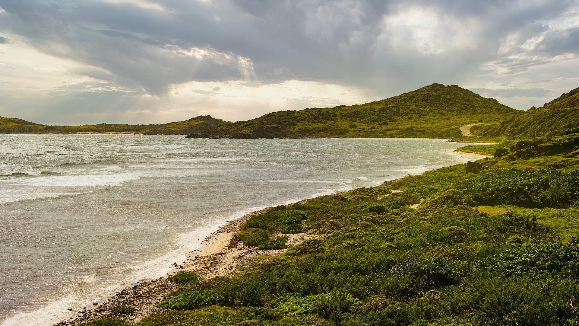 Küstenwanderung mit Blick auf St. Barths