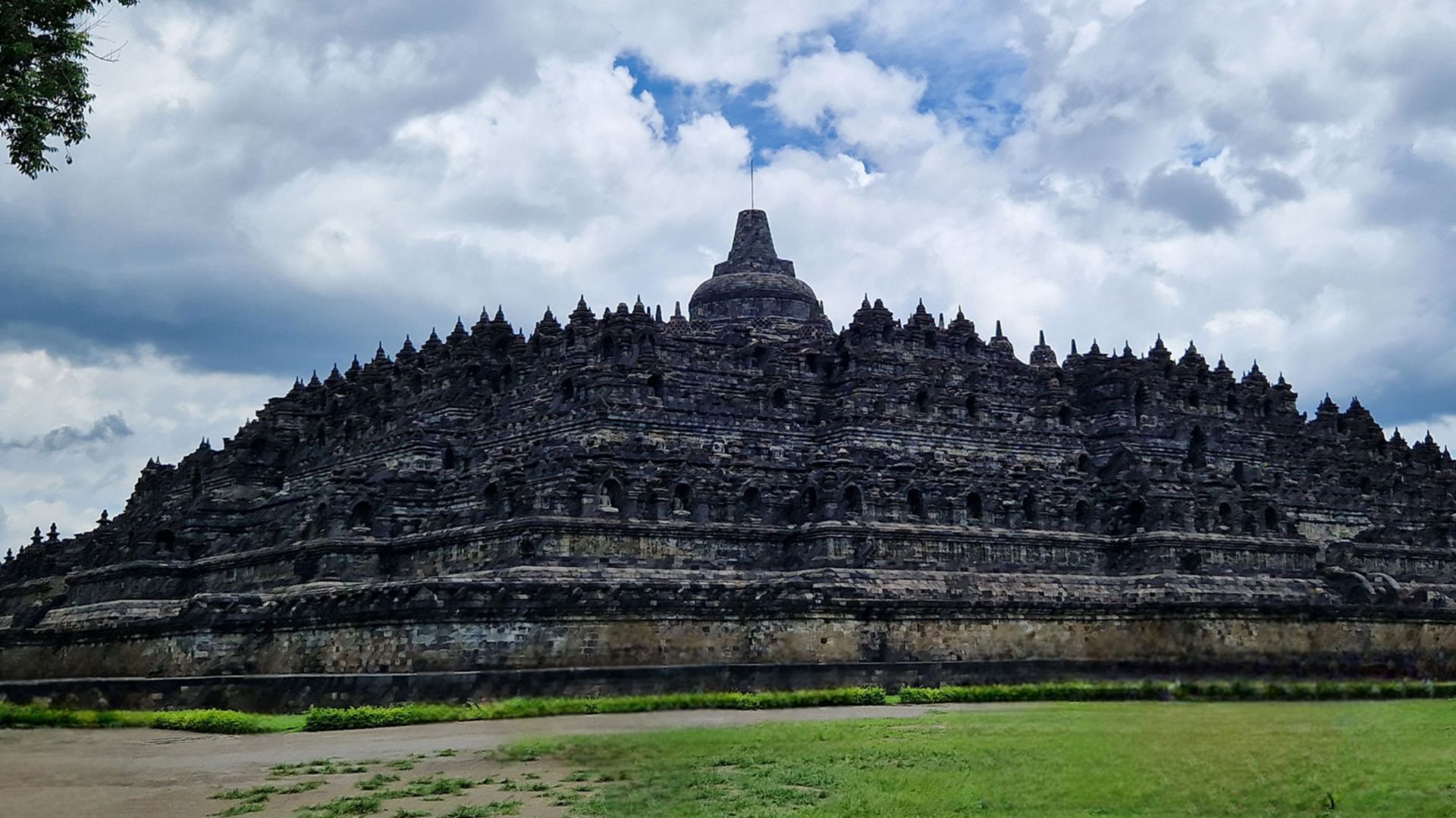 Antiker Zug und imposanter Borobudur-Tempel