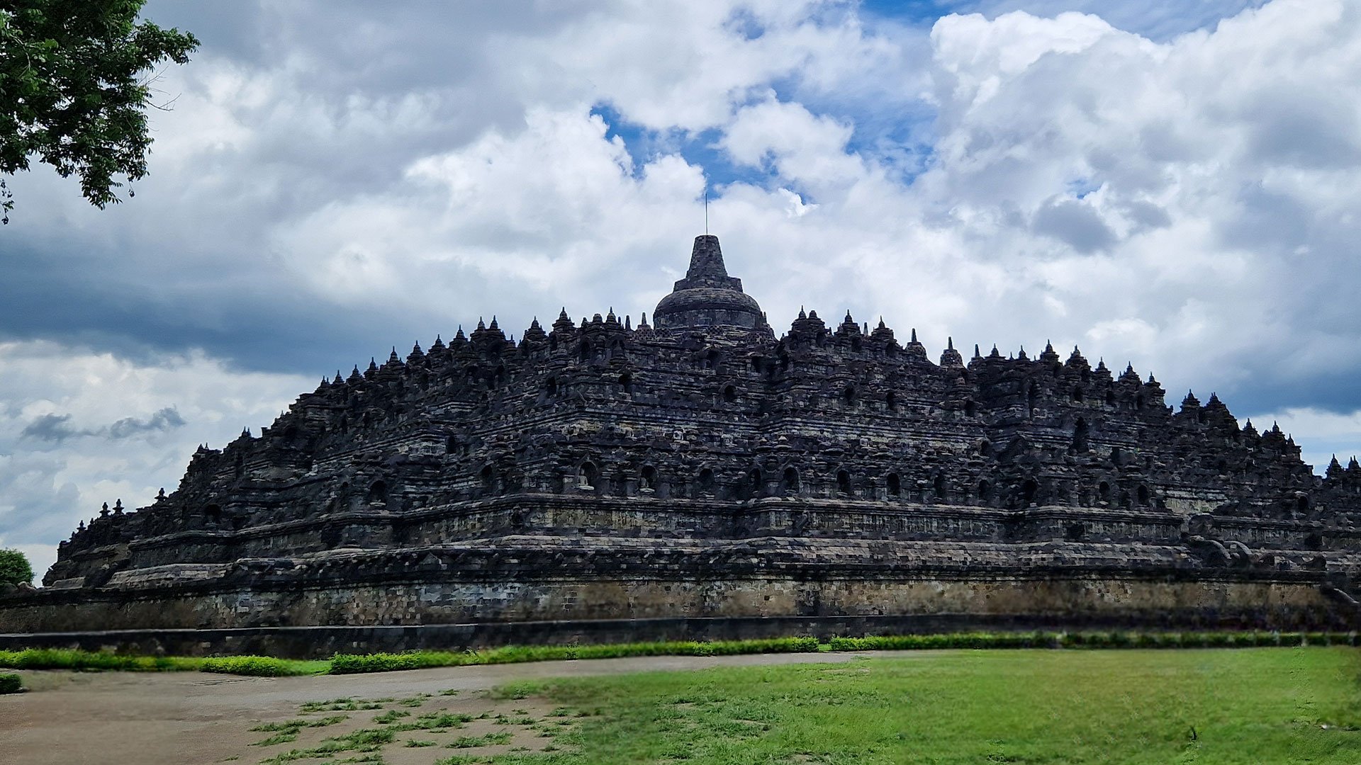 Antiker Zug und imposanter Borobudur-Tempel