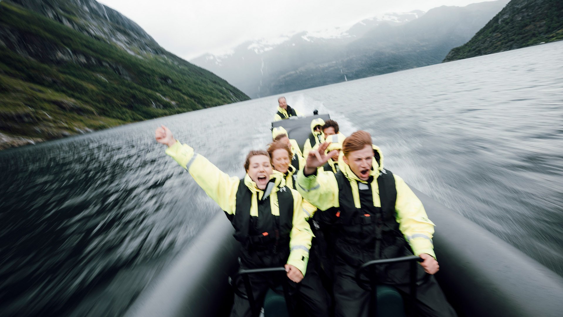 Rasante Fahrt auf dem Grindøysund 