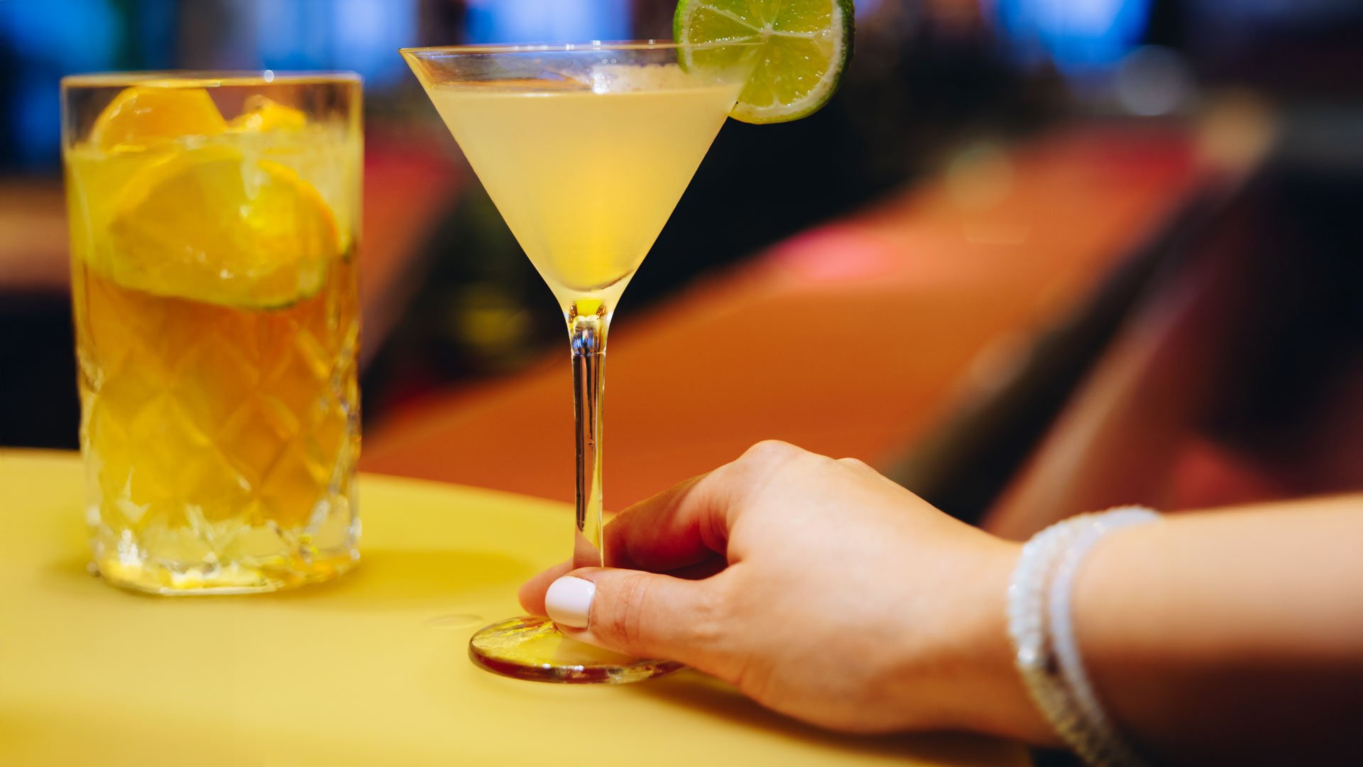 Cocktail bei Nacht