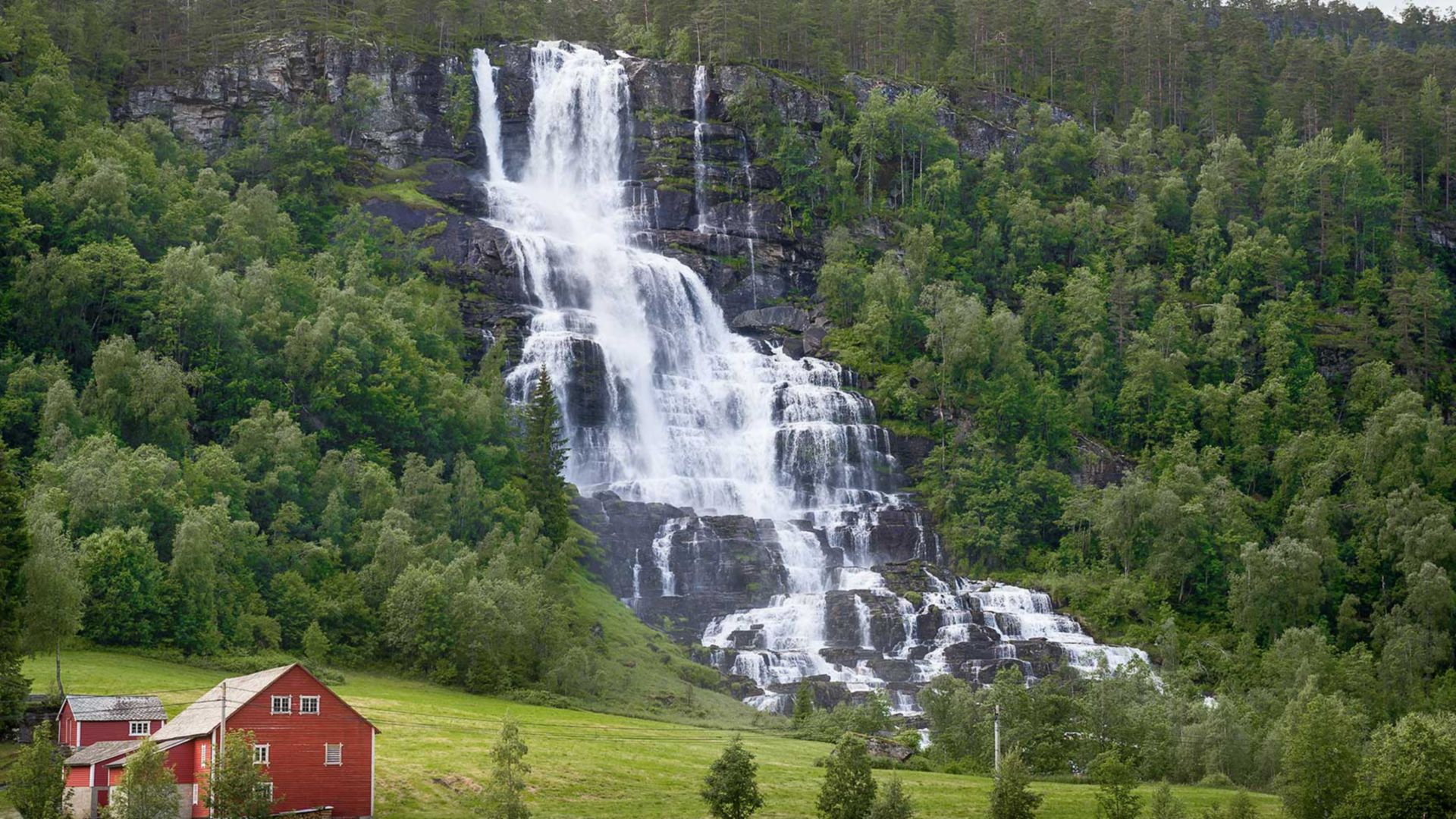Norwegische Landschaften und Hopperstad Stabkirche