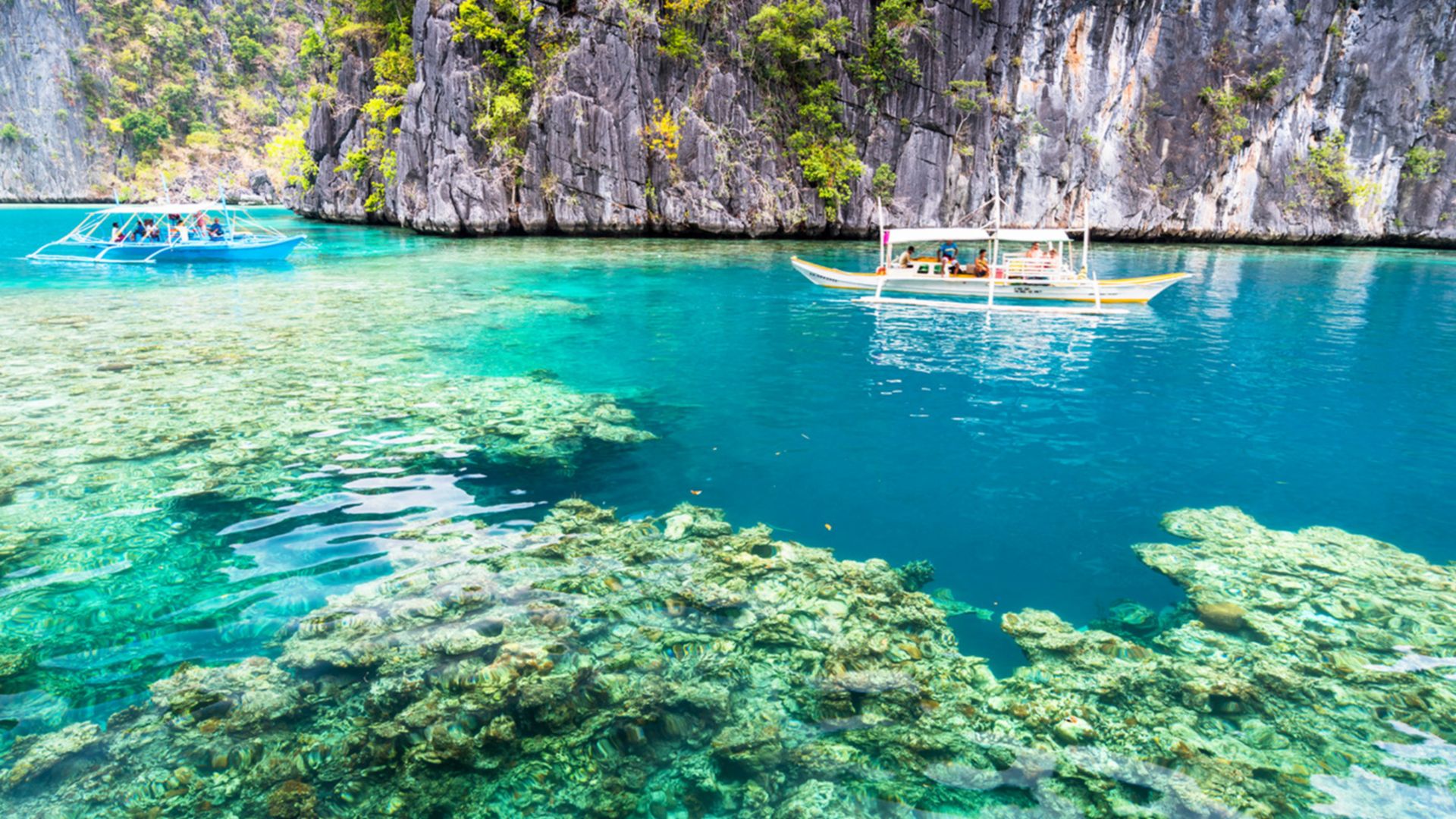 Mit dem Boot rund um Coron Island