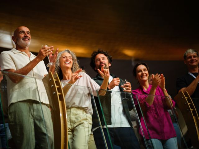 Menschen klatschen im Theatrium