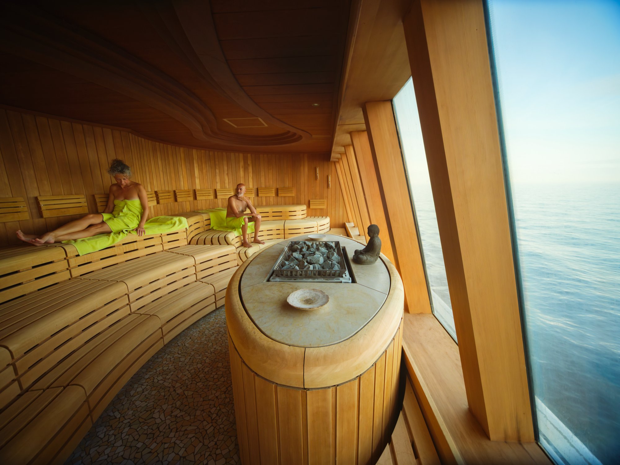 2 Männer sitzen fröhlich in der Sauna 