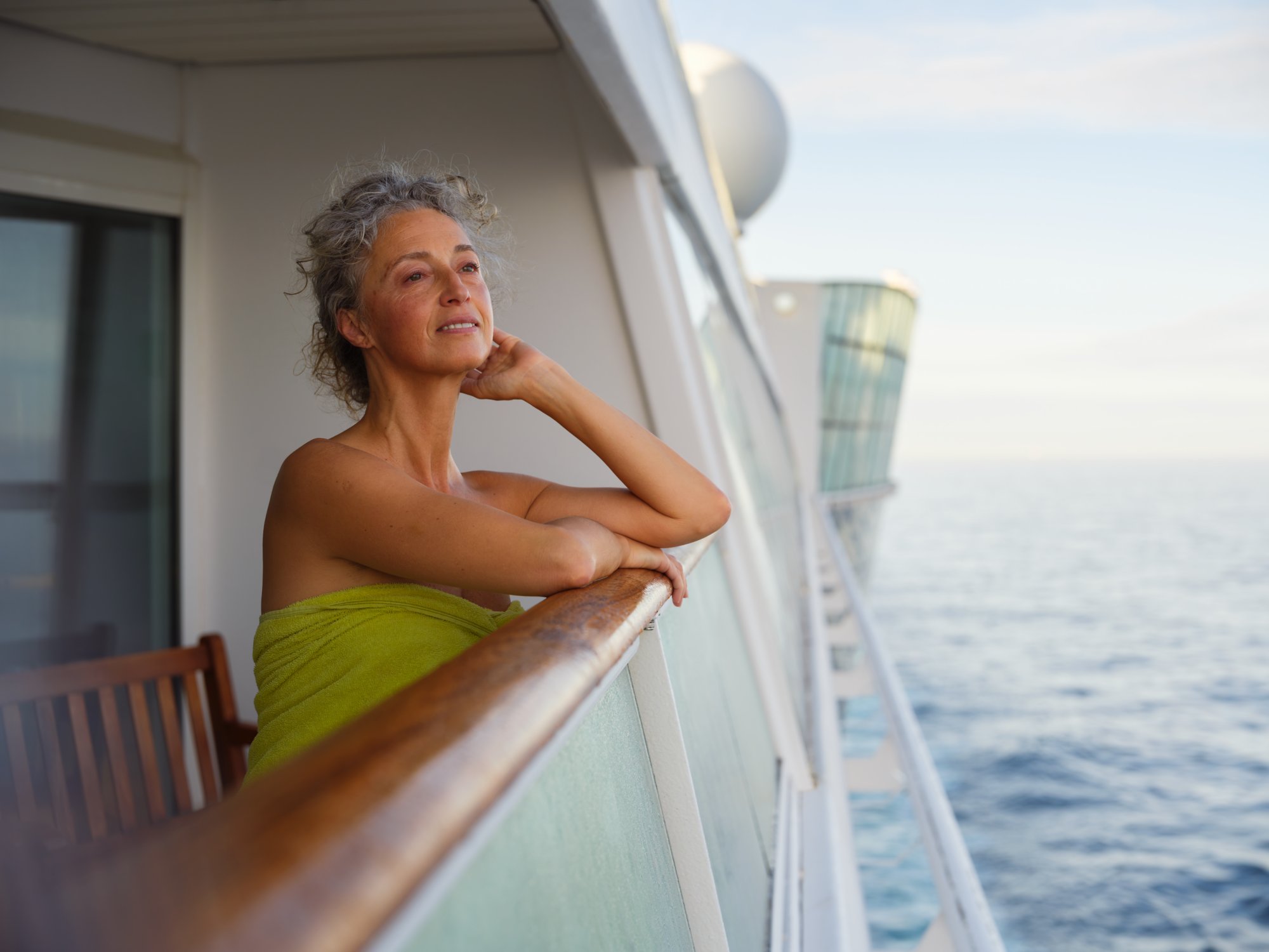 Frau schaut von Spa aufs Meer 