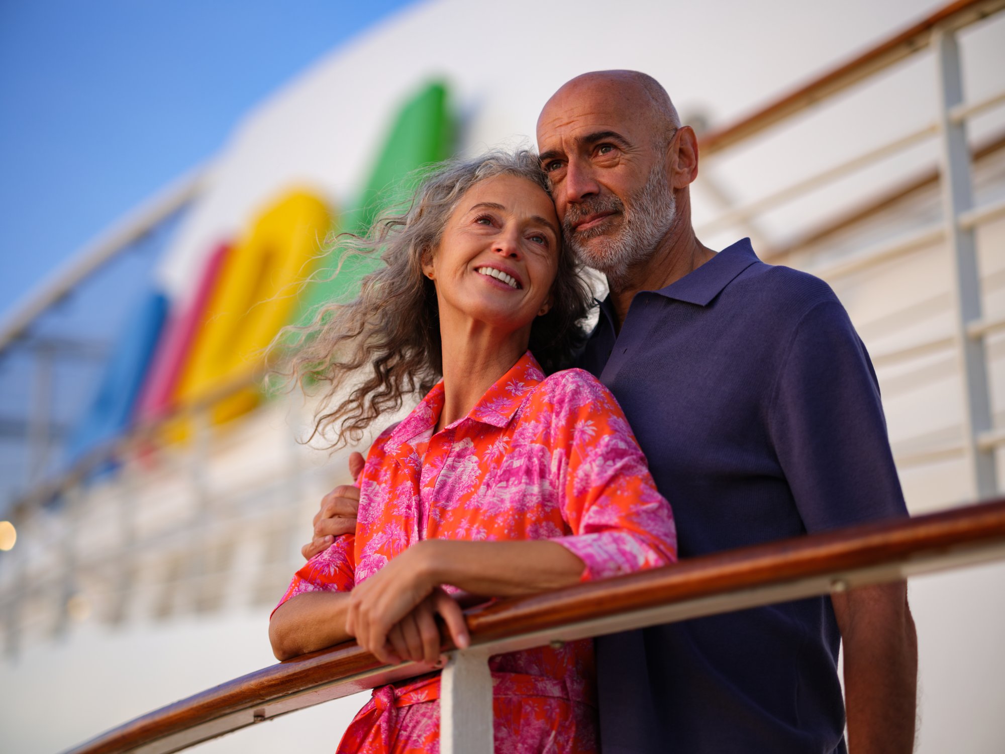 Paar steht an der Rehling