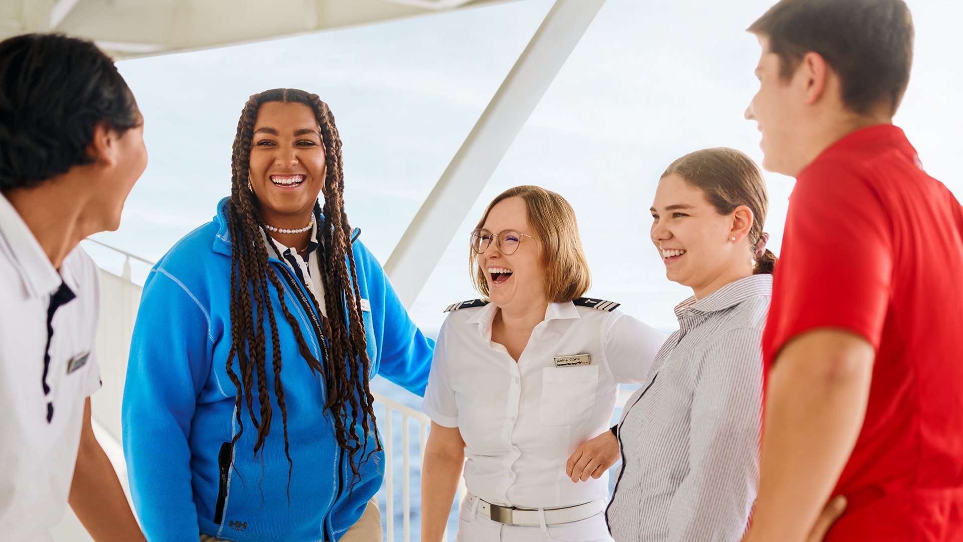 AIDA Crew an der Reling