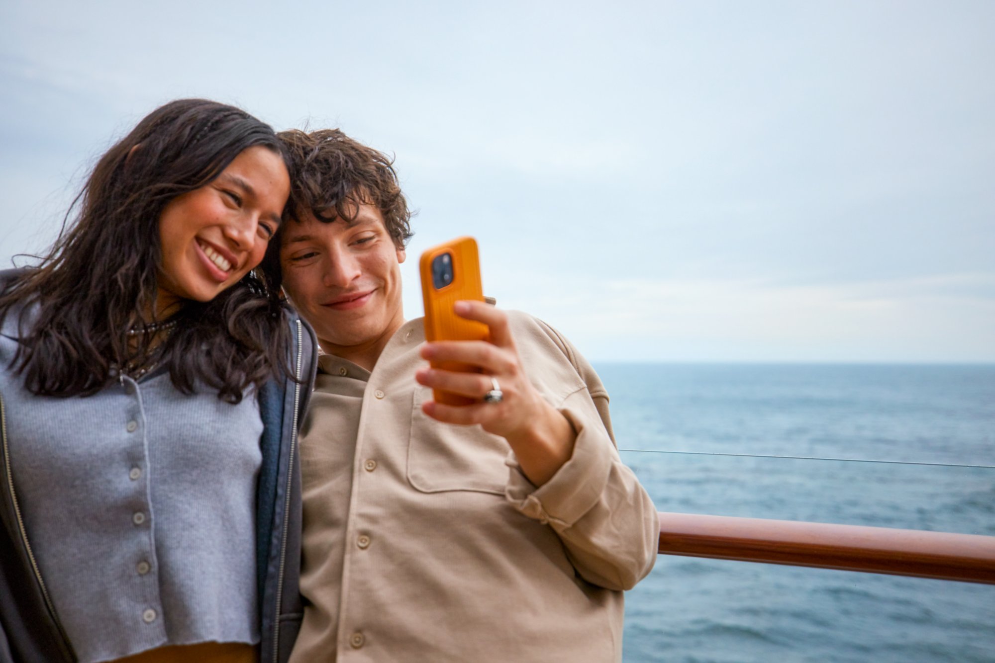 Freunde auf dem Sonnendeck, die gerade ein Selfie von sich machen