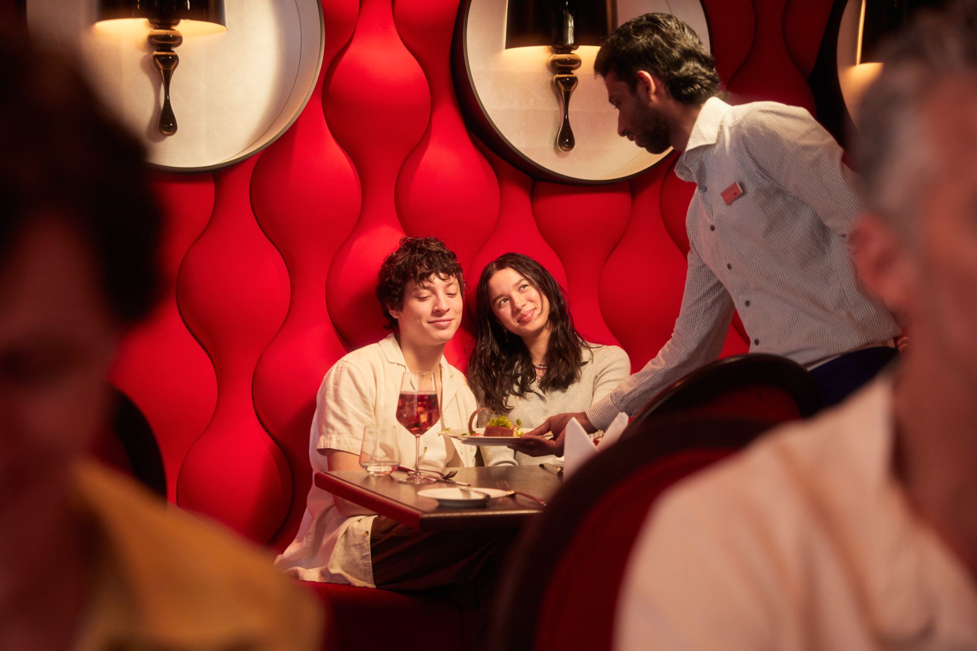 Ein Mann und eine Frau sitzen im French Kiss an Bord von AIDA