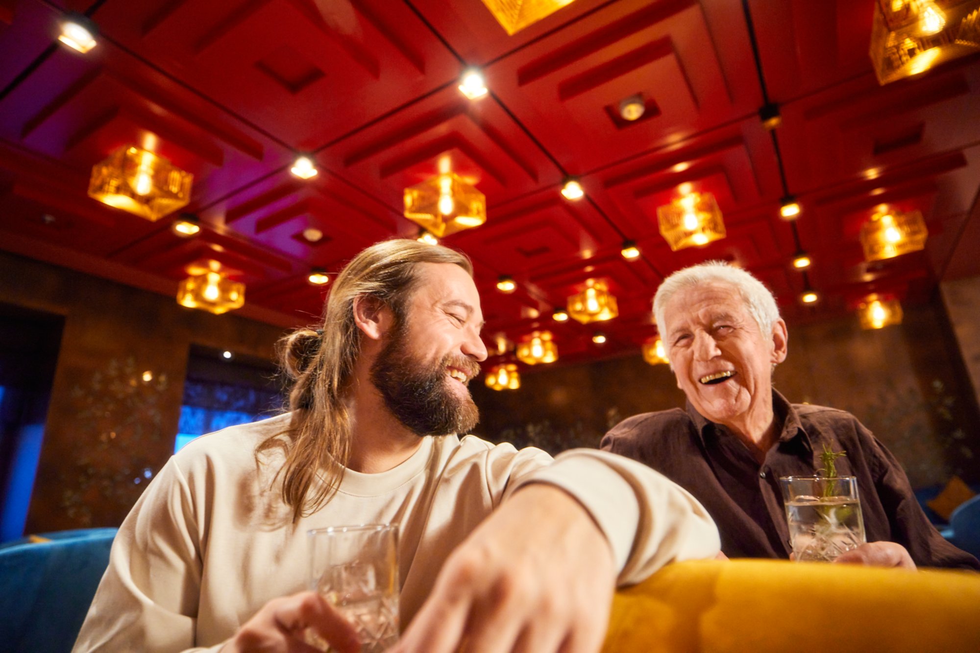 Männer beim Quatschen