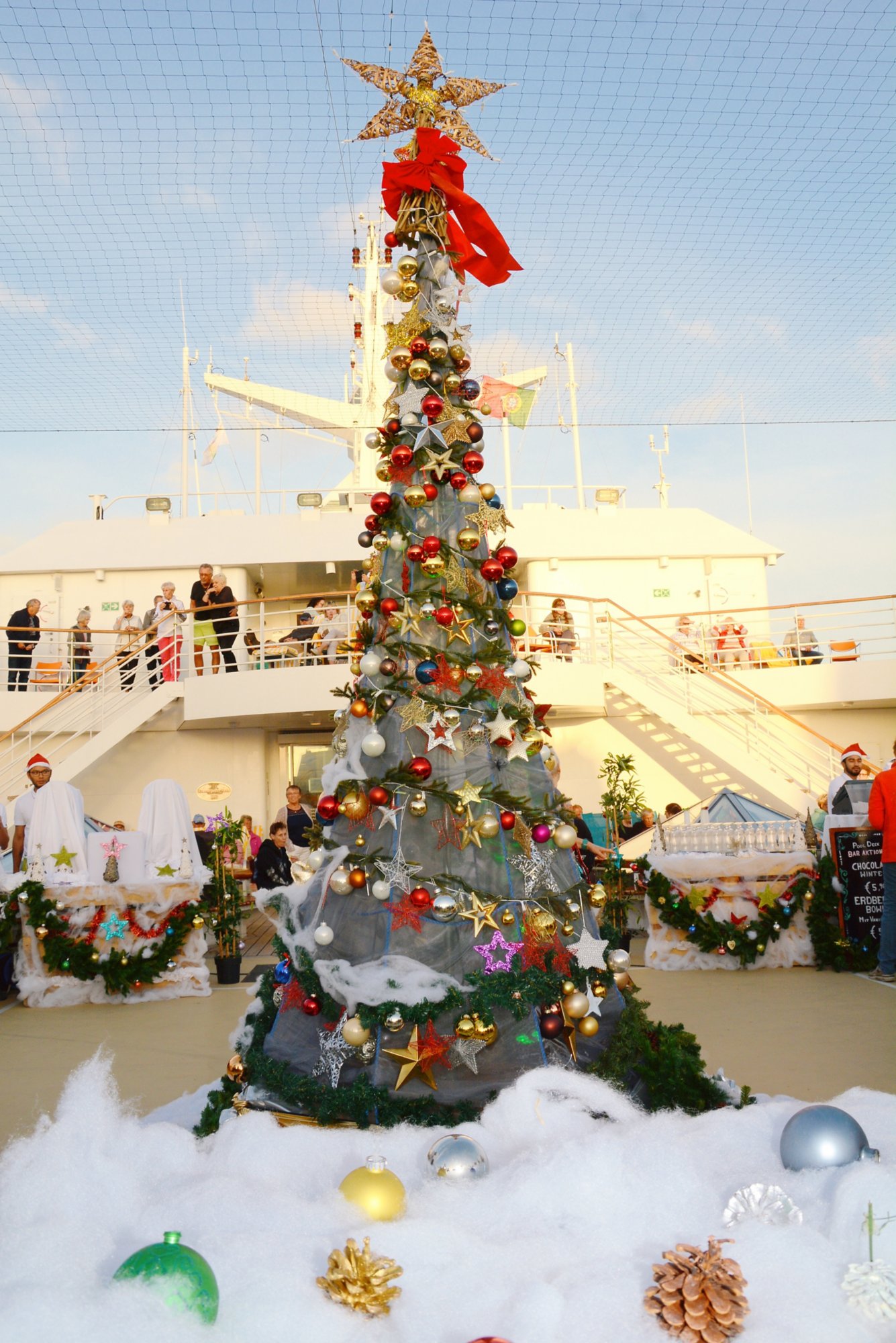 geschmückter Tannenbaum an Deck