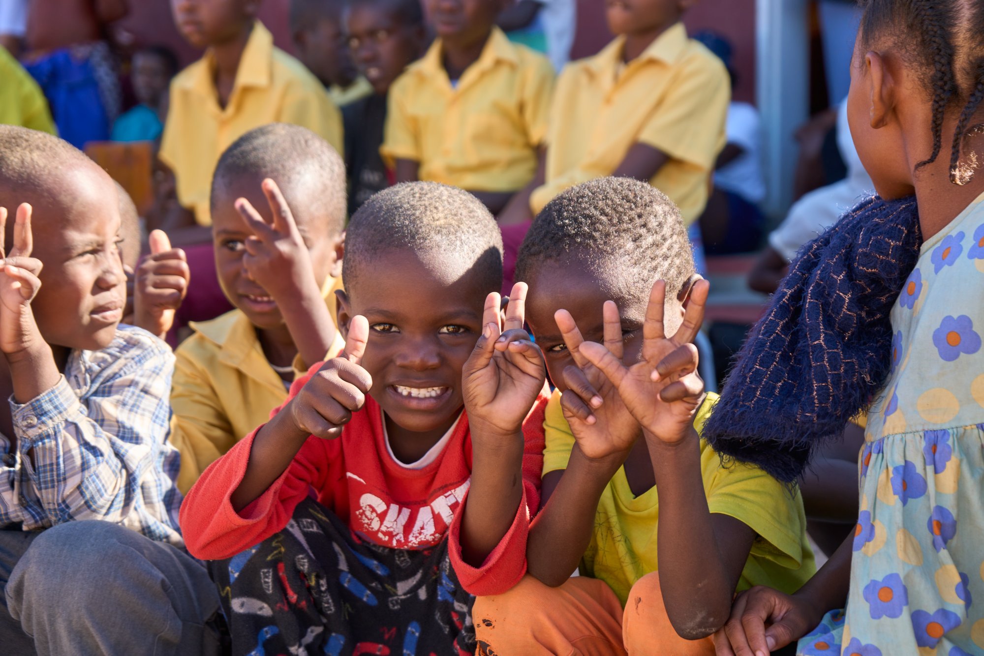Kinder in Namibia lachen in die Kamera