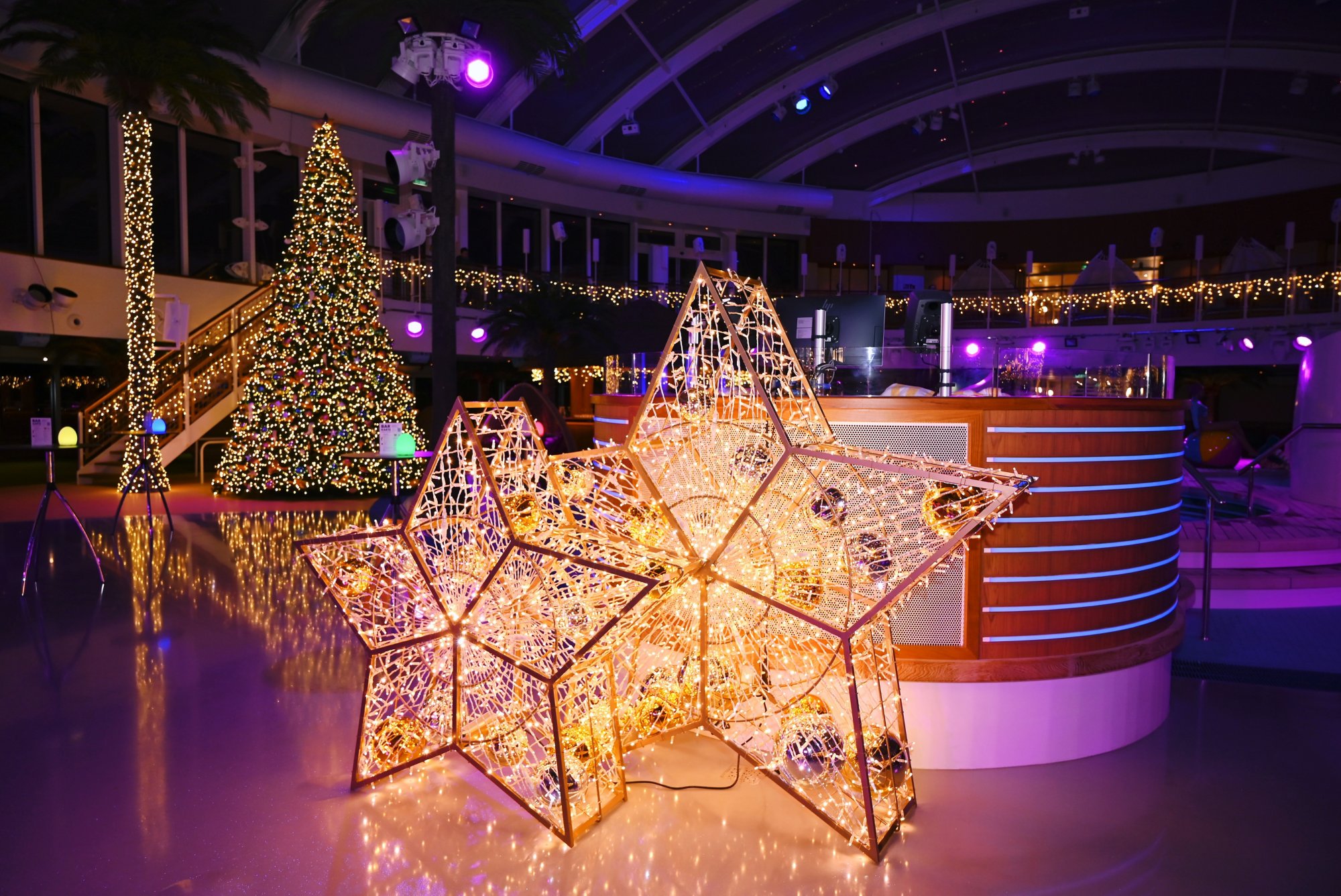 Große leuchtende Weihnachtssterne an Board von AIDA