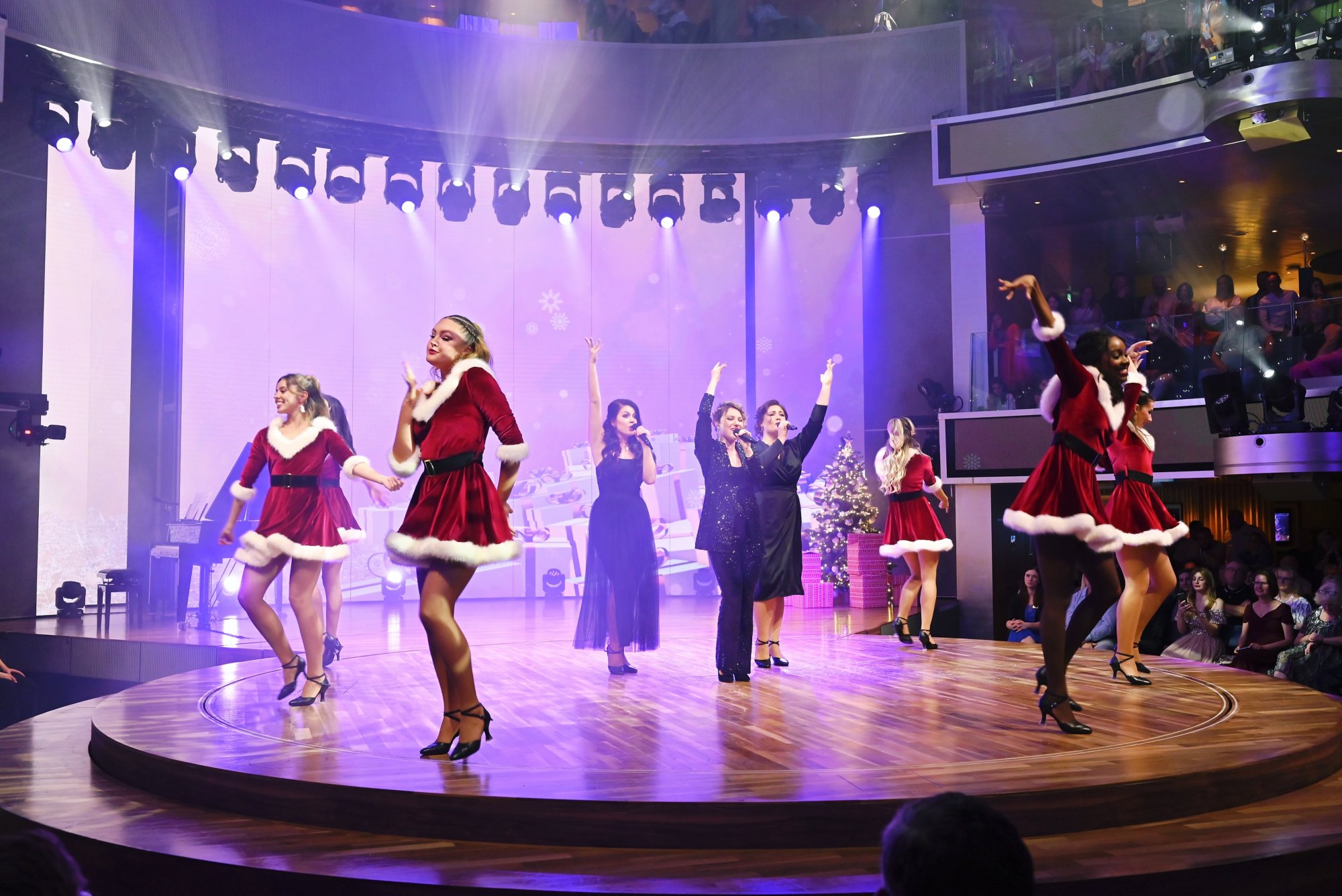 Künstler singen und tanzen auf der Theatrium Bühne zu Weihnachten.