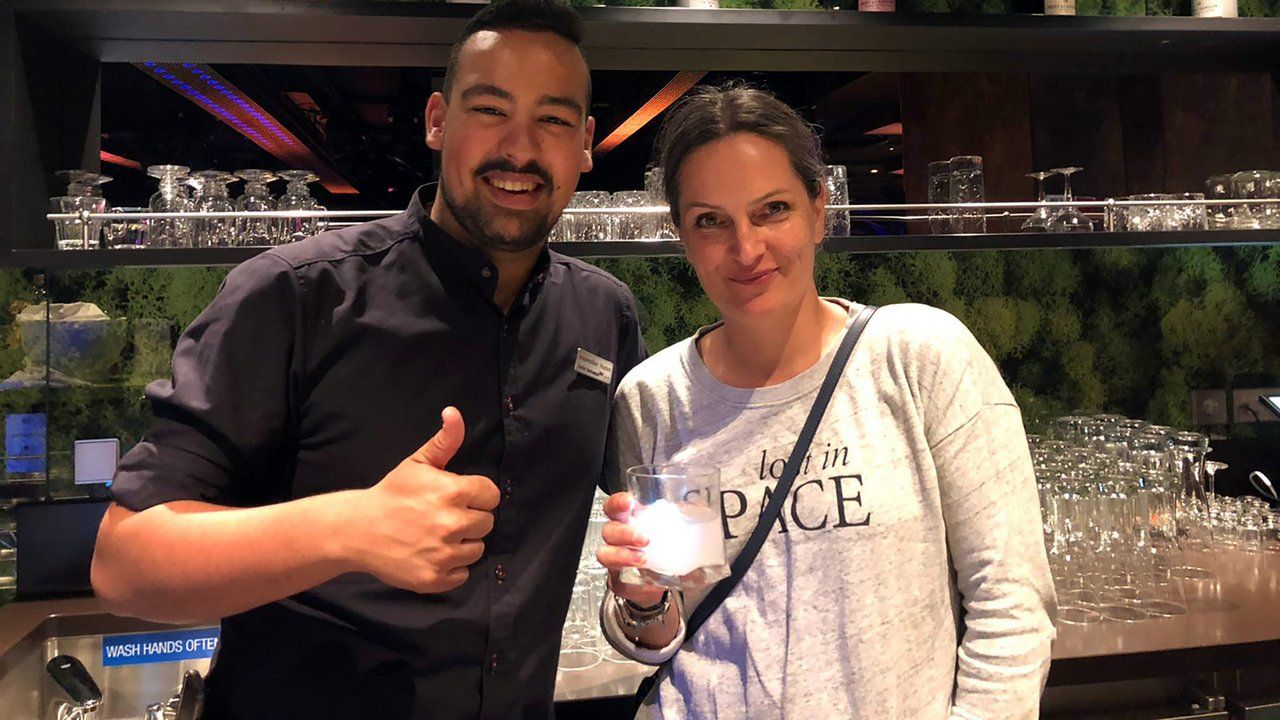 Barkeeper Maximilian Husten mit Nadine Uhe