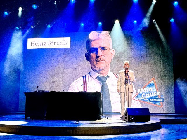 Heinz Strunk auf der Bühne bei der MOIN Cruise