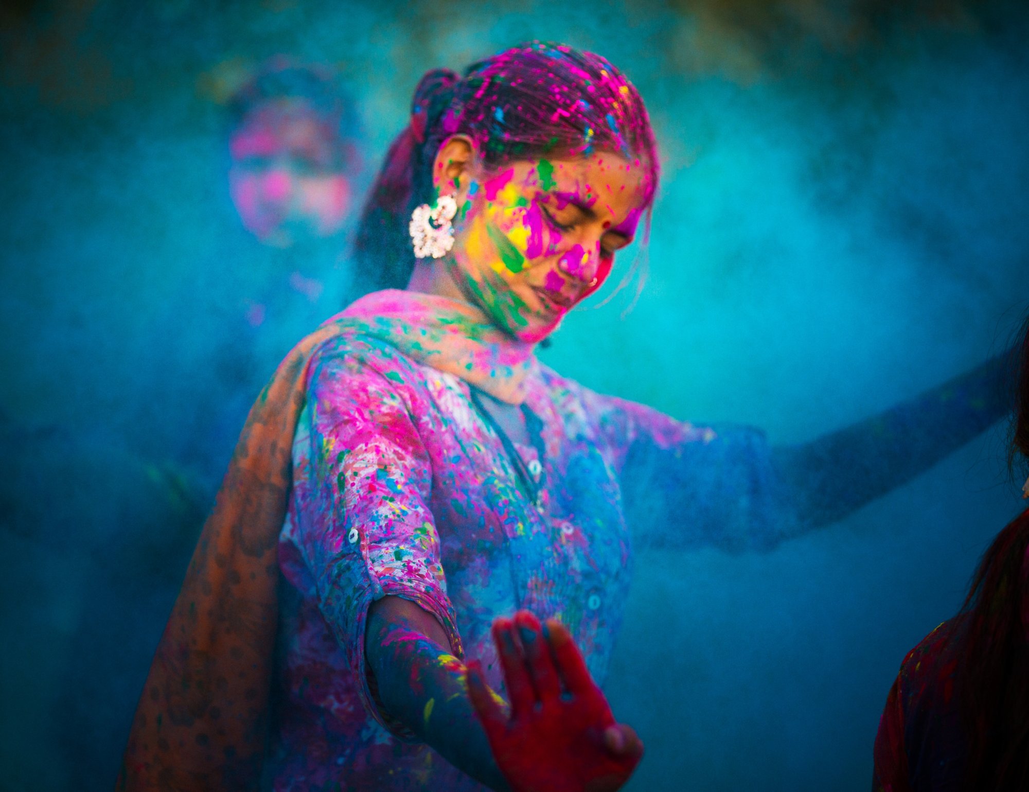 Frau tanzt auf dem Holi Festival
