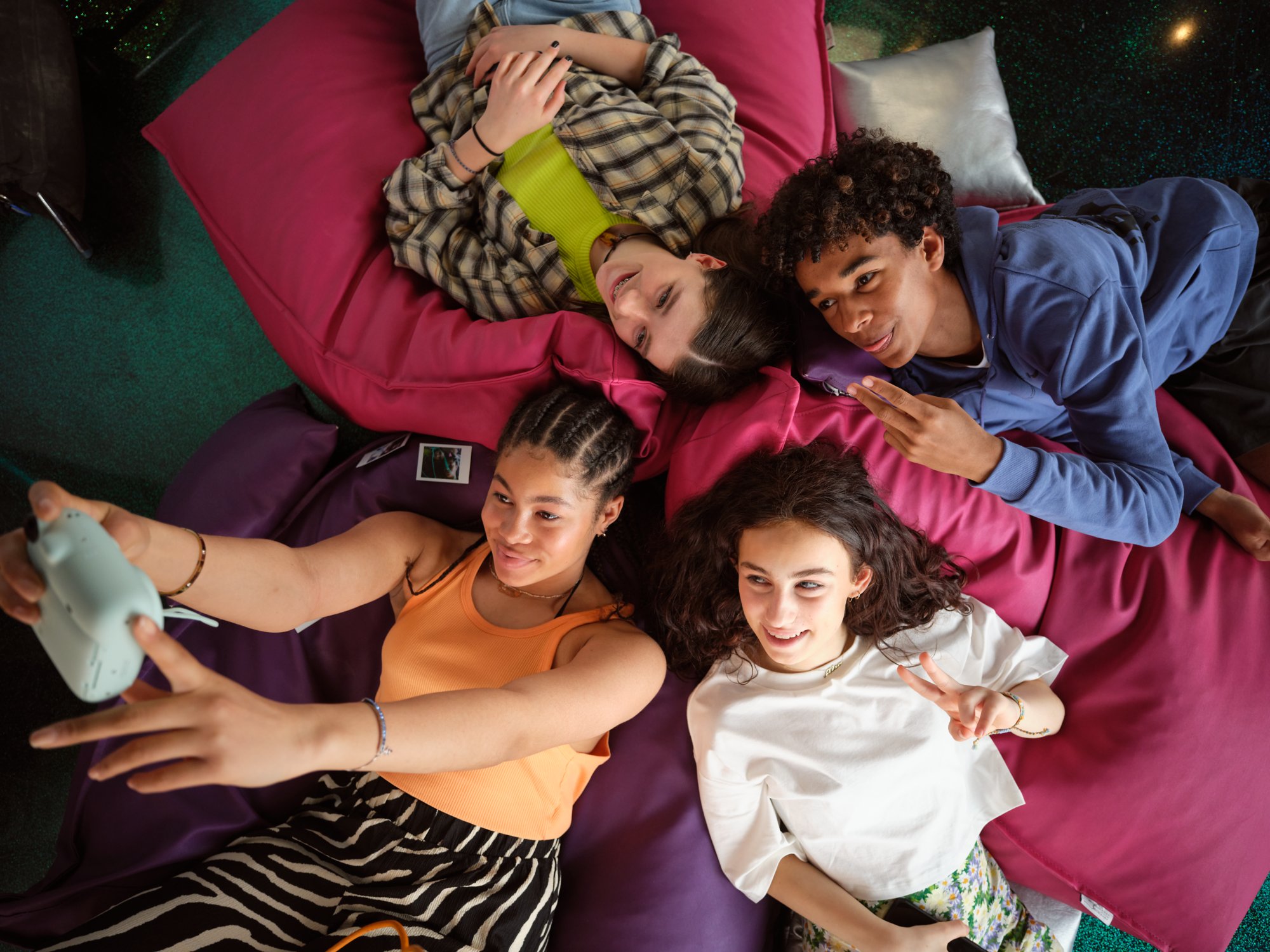 Teens im Wave Club machen Foto von sich.