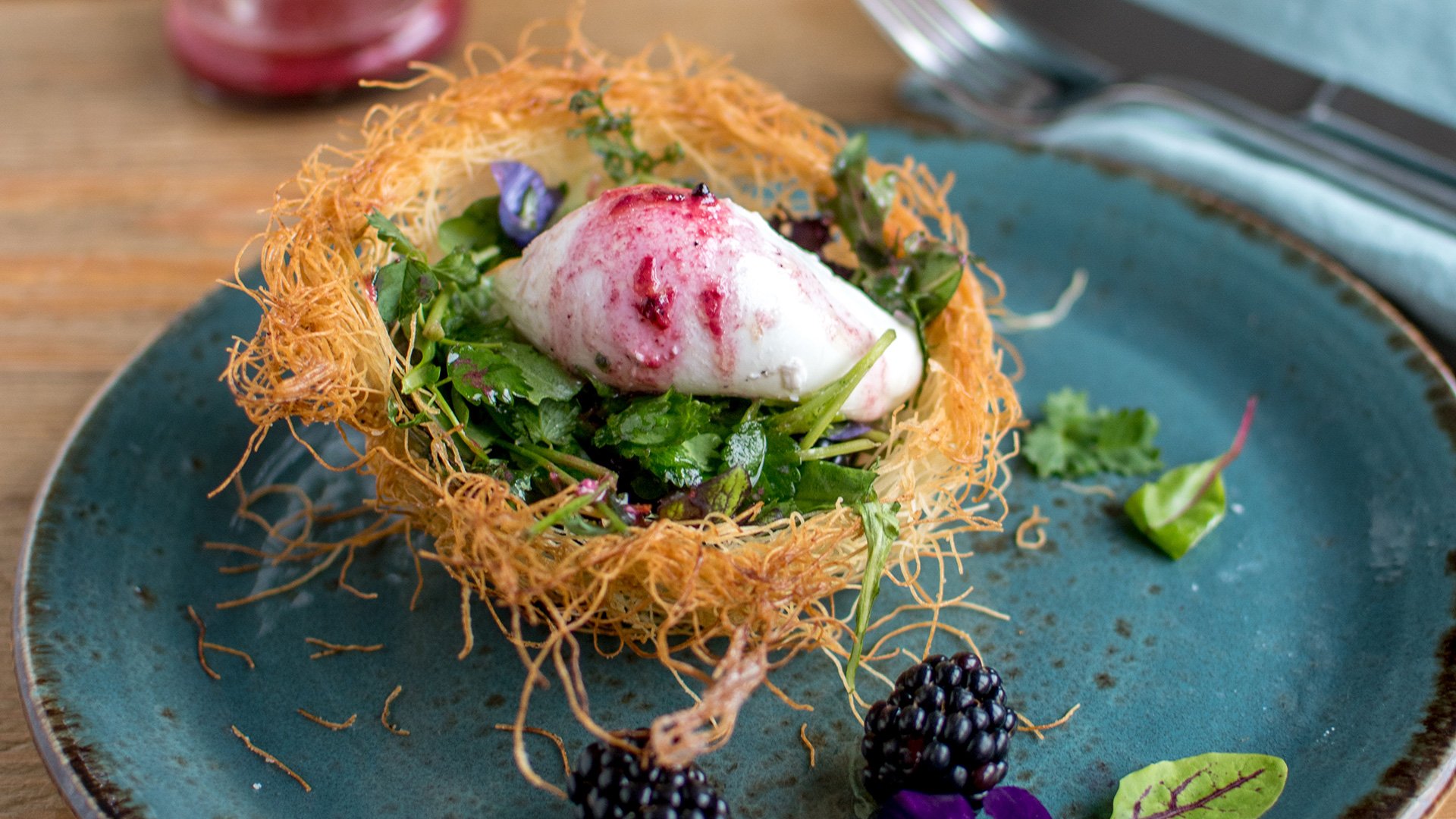 Pochiertes Ei auf Salat im Osternest