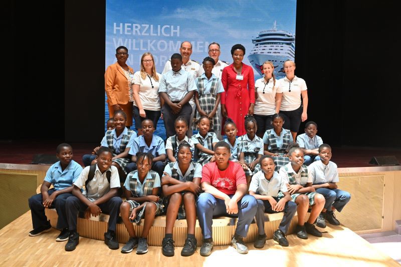 Schiffsbesuch einer afrikanischen Schulklasse