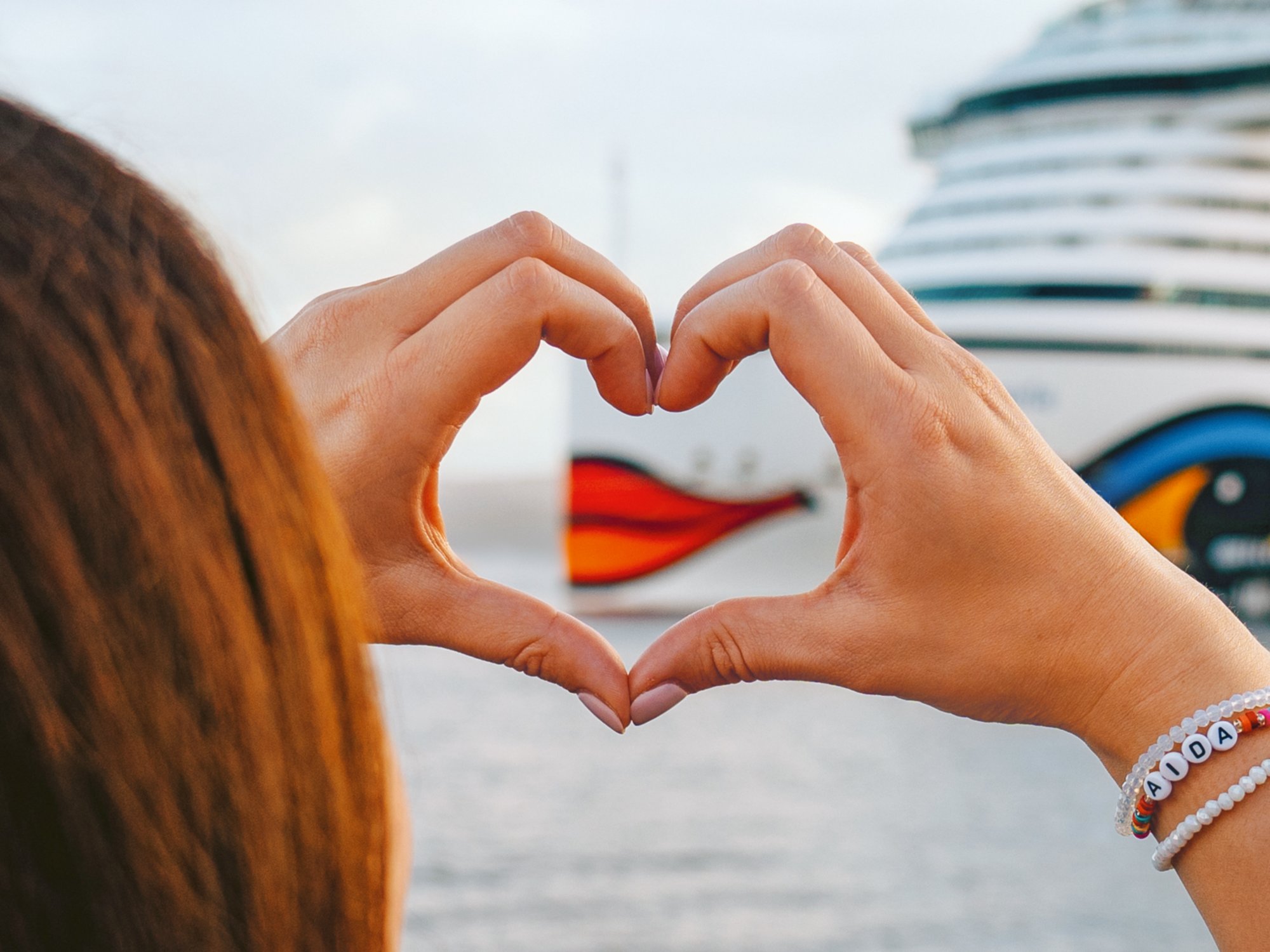 Herz zeigt AIDA Schiff
