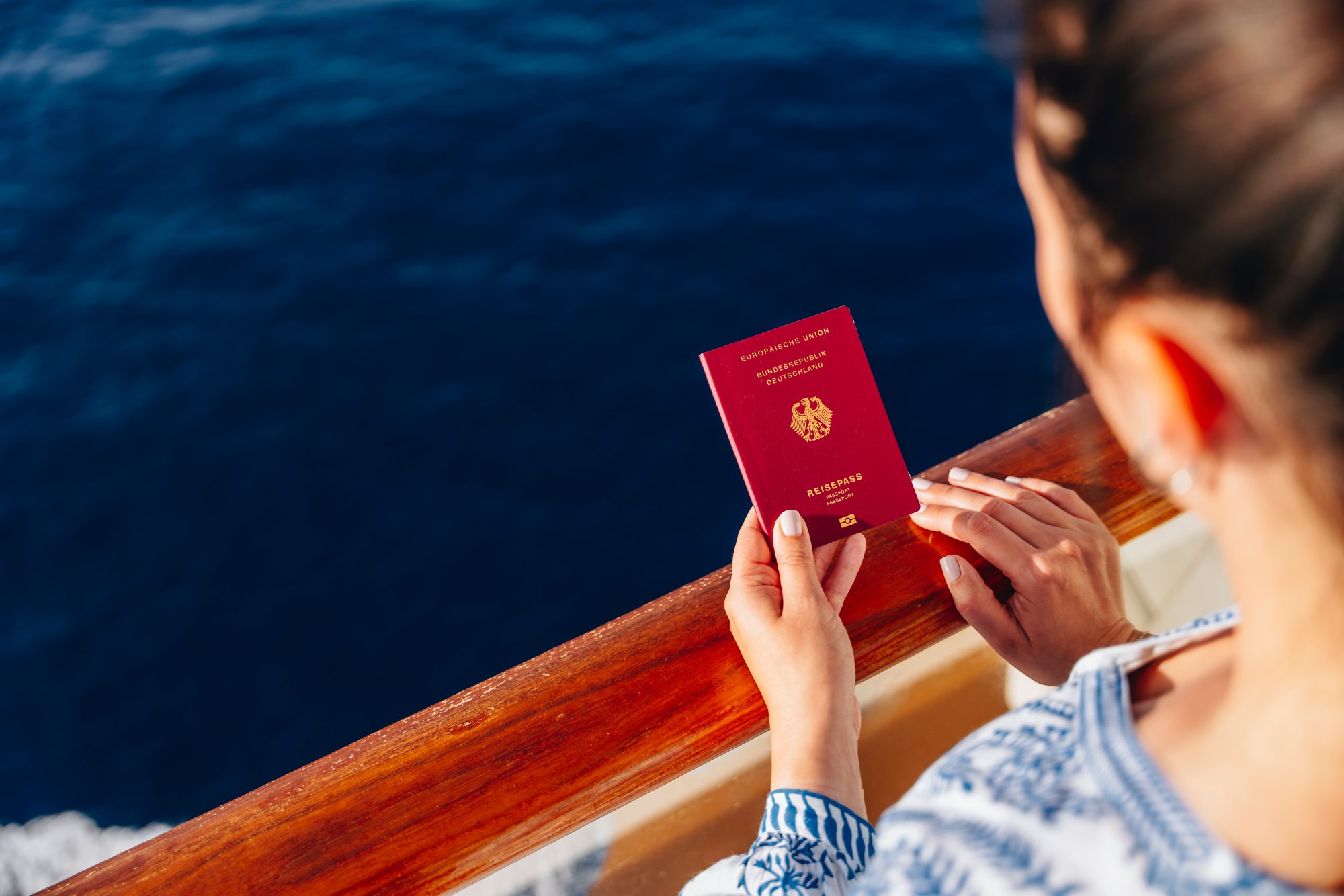 Gast an Bord mit einem Reisepass in der Hand