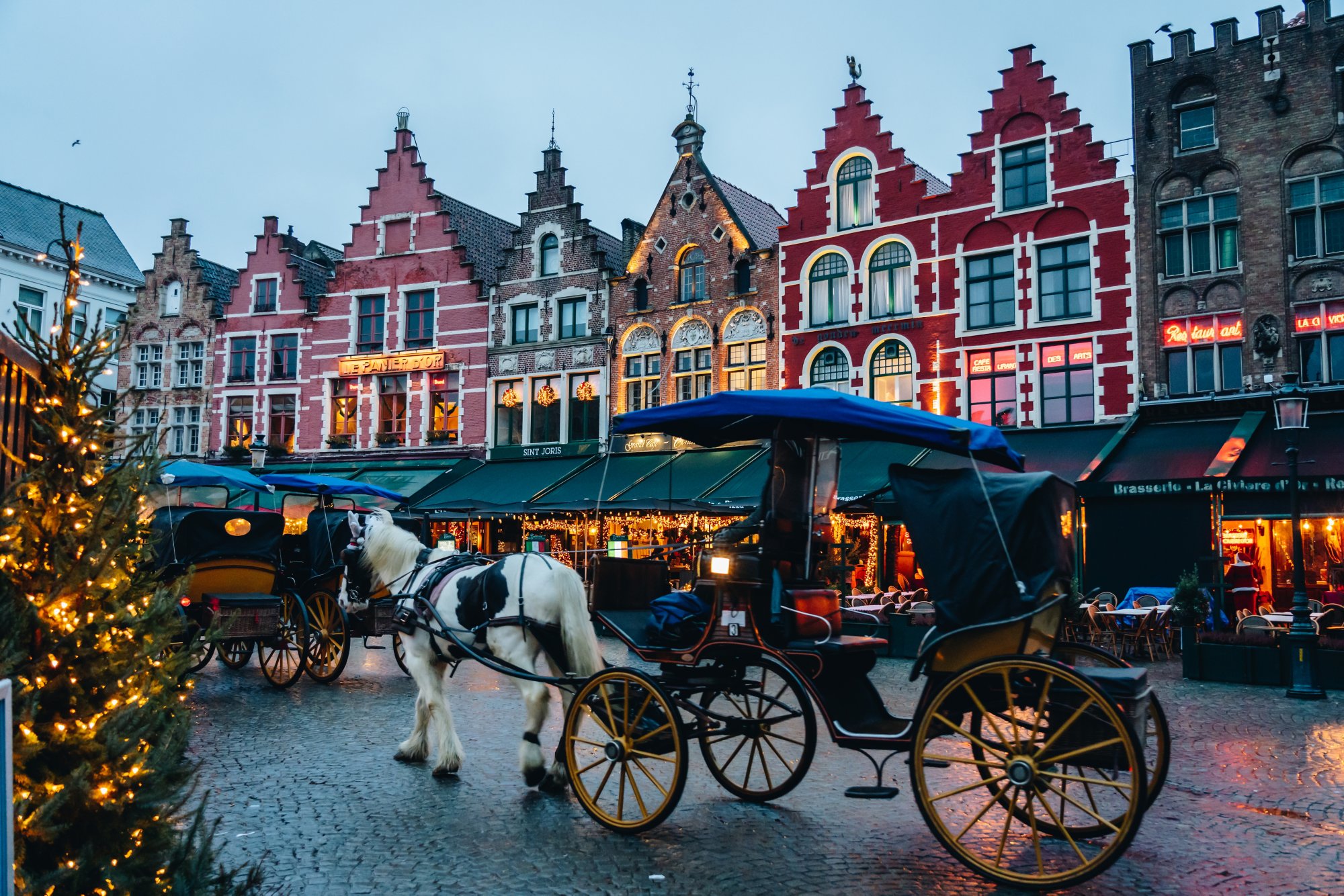 Weihnachtsmarkt mit Pferdekutsche