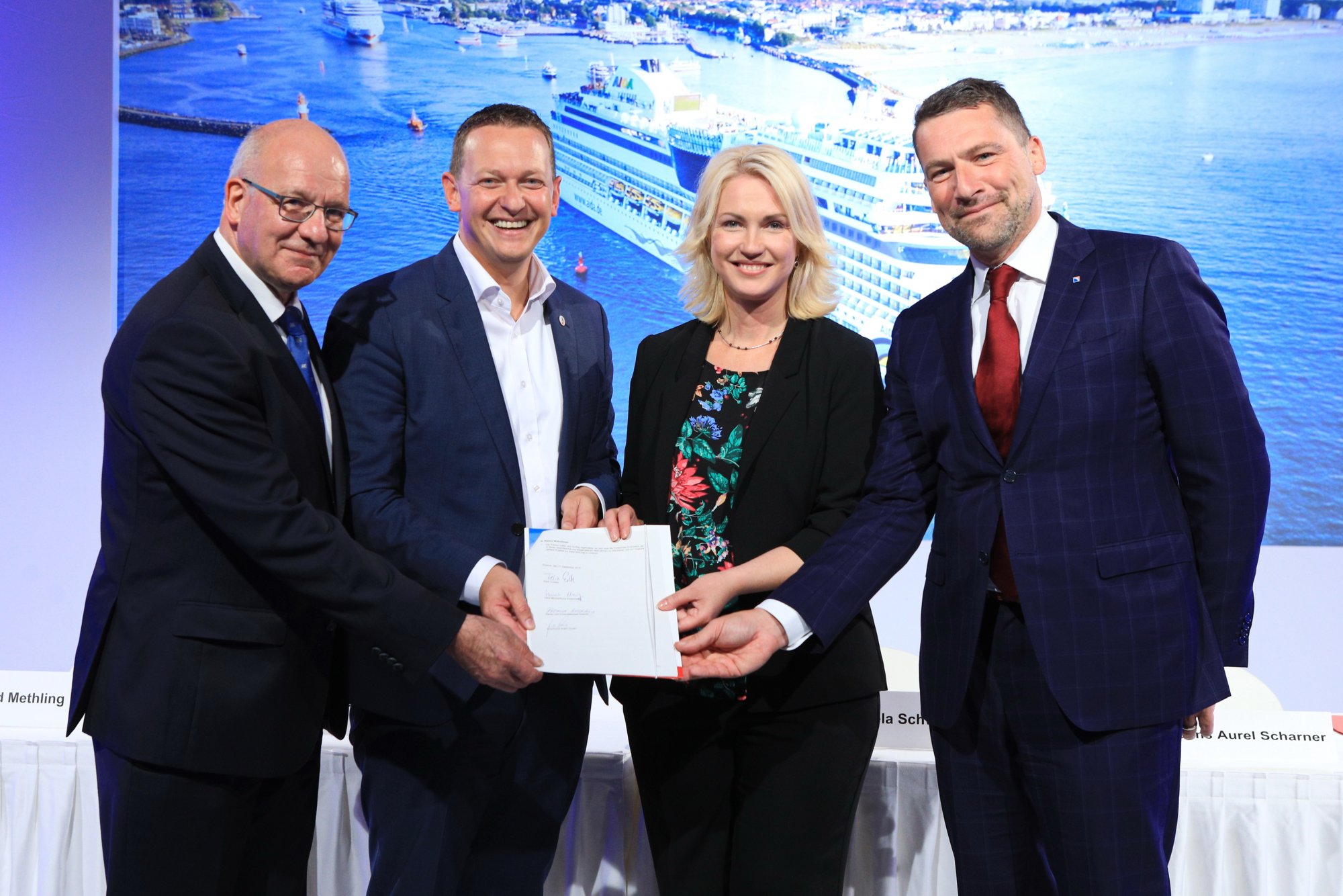 Rostocks Oberbürgermeister Roland Methling (v. l.), Aida-Präsident Felix Eichhorn, Mecklenburg-Vorpommerns Ministerpräsidentin Manuela Schwesig und Rostock-Port-Geschäftsführer Jens-Aurel Scharner haben am Dienstag eine Absichtserklärung für eine Landstromanbindung für Warnemünde unterzeichnet.

Foto: Ove Arscholl

