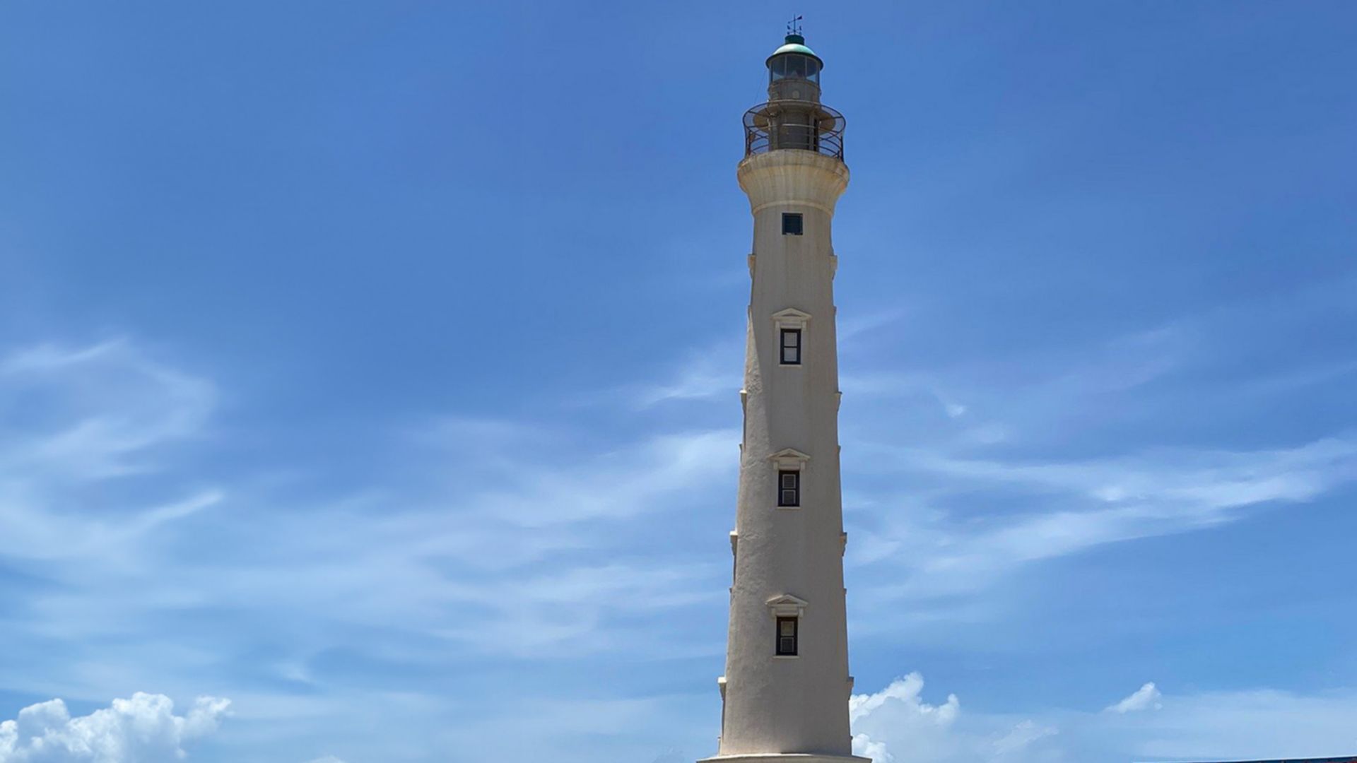 Vom Leuchtturm zum weißen Sandstrand