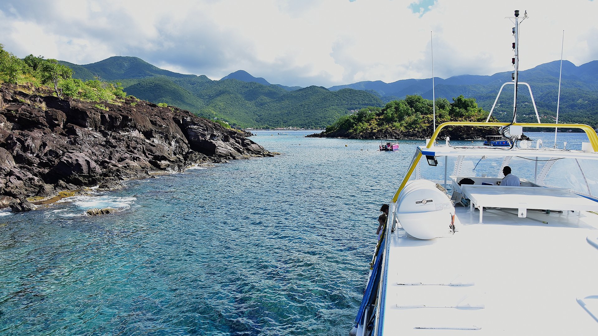 Glasbodenboot und Wasserfall