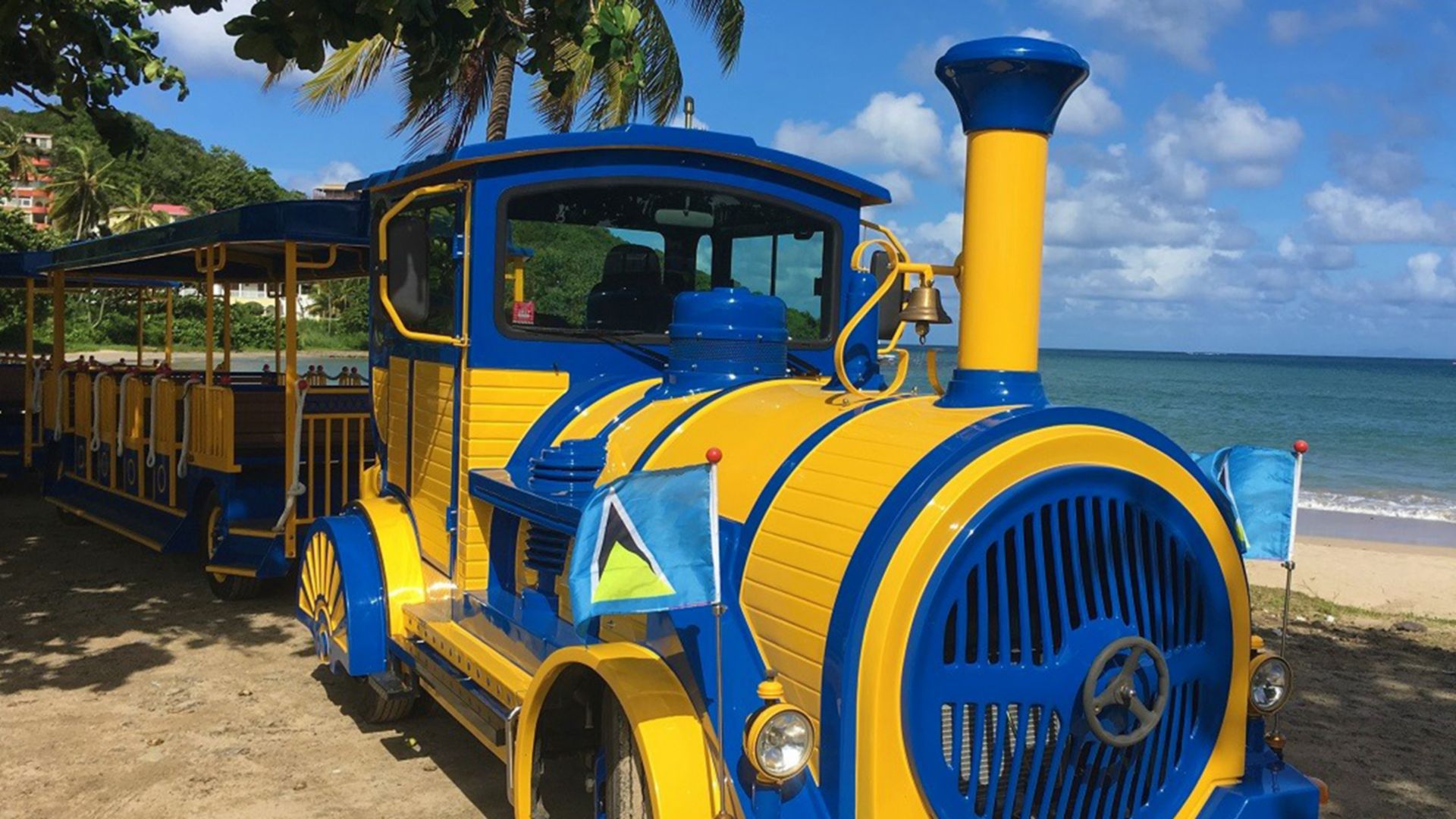 Komm an Land: Mit der Bimmelbahn durch Castries und zum Strand