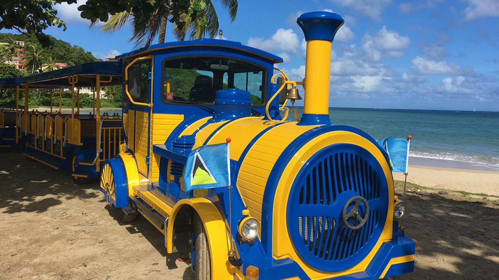 Komm an Land: Mit der Bimmelbahn durch Castries und zum Strand