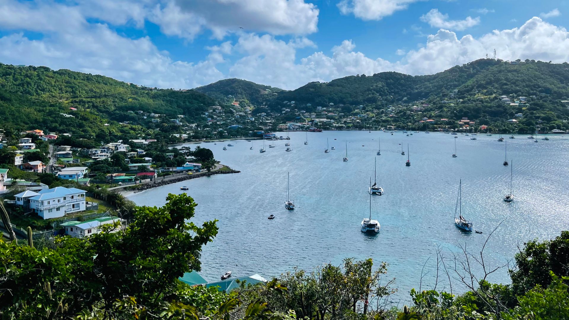 Mit dem offenen Safaribus über die Nachbarinsel Bequia