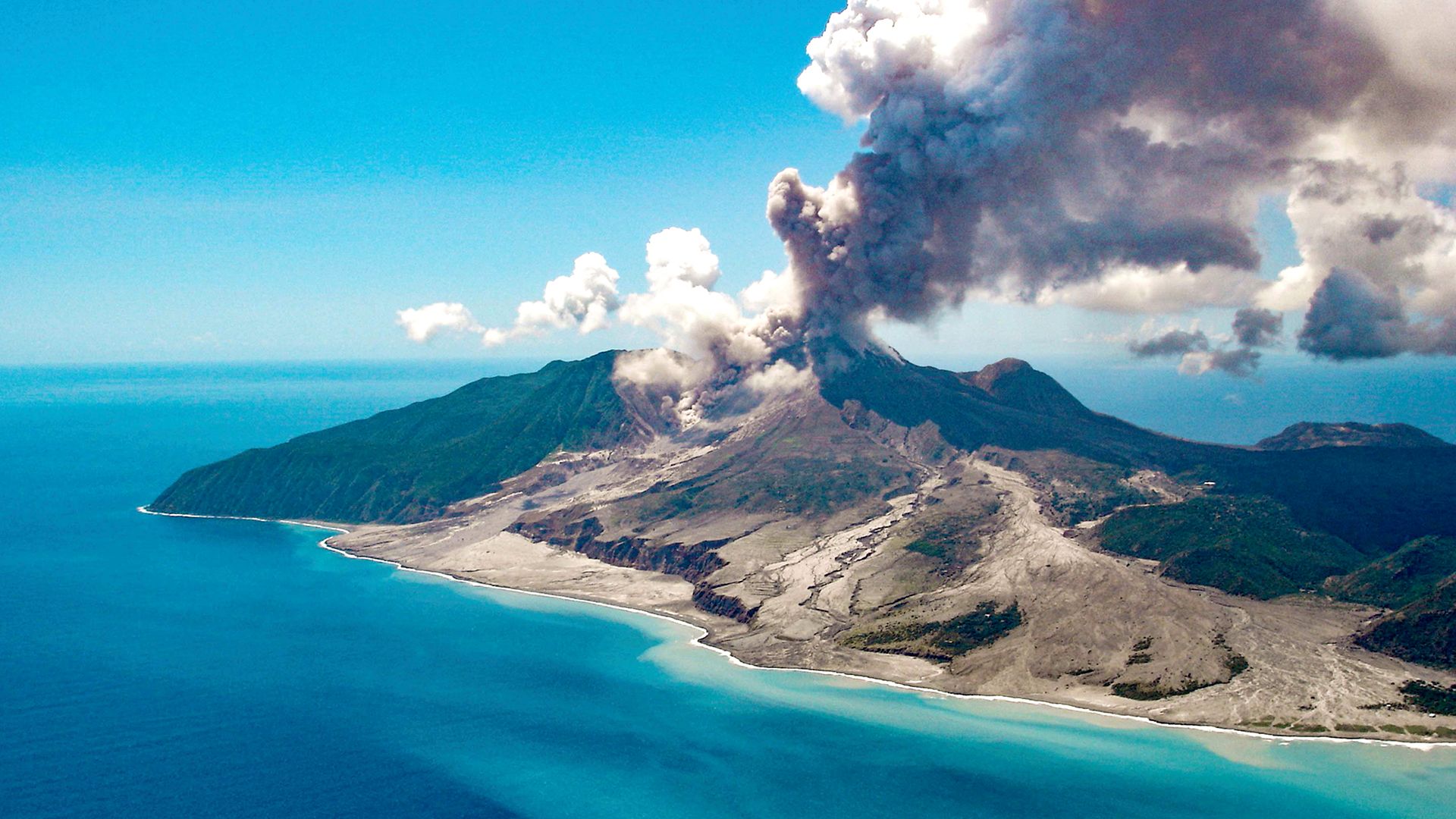 Im Helikopter über Feuer & Grün – Montserrat erleben