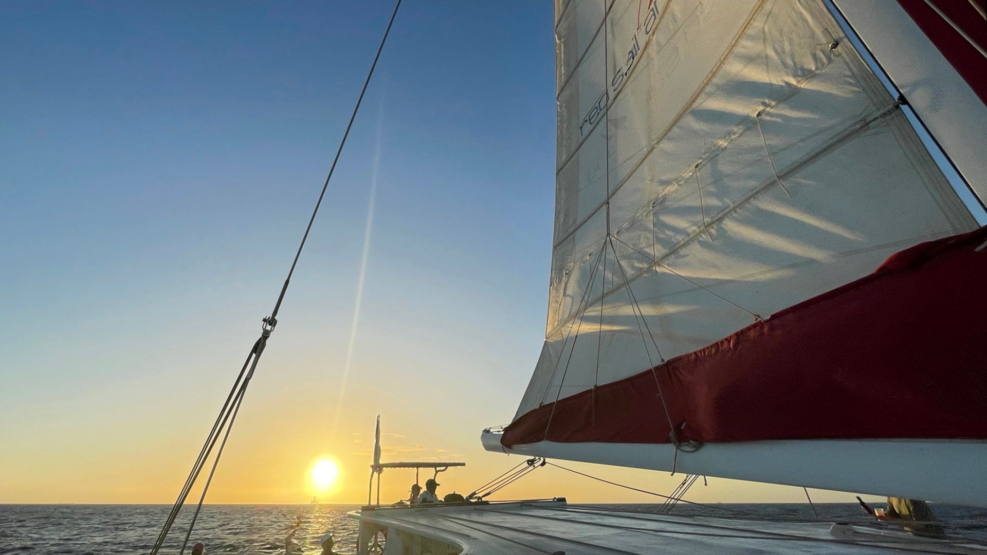 Mit dem Segelkatamaran in den Sonnenuntergang