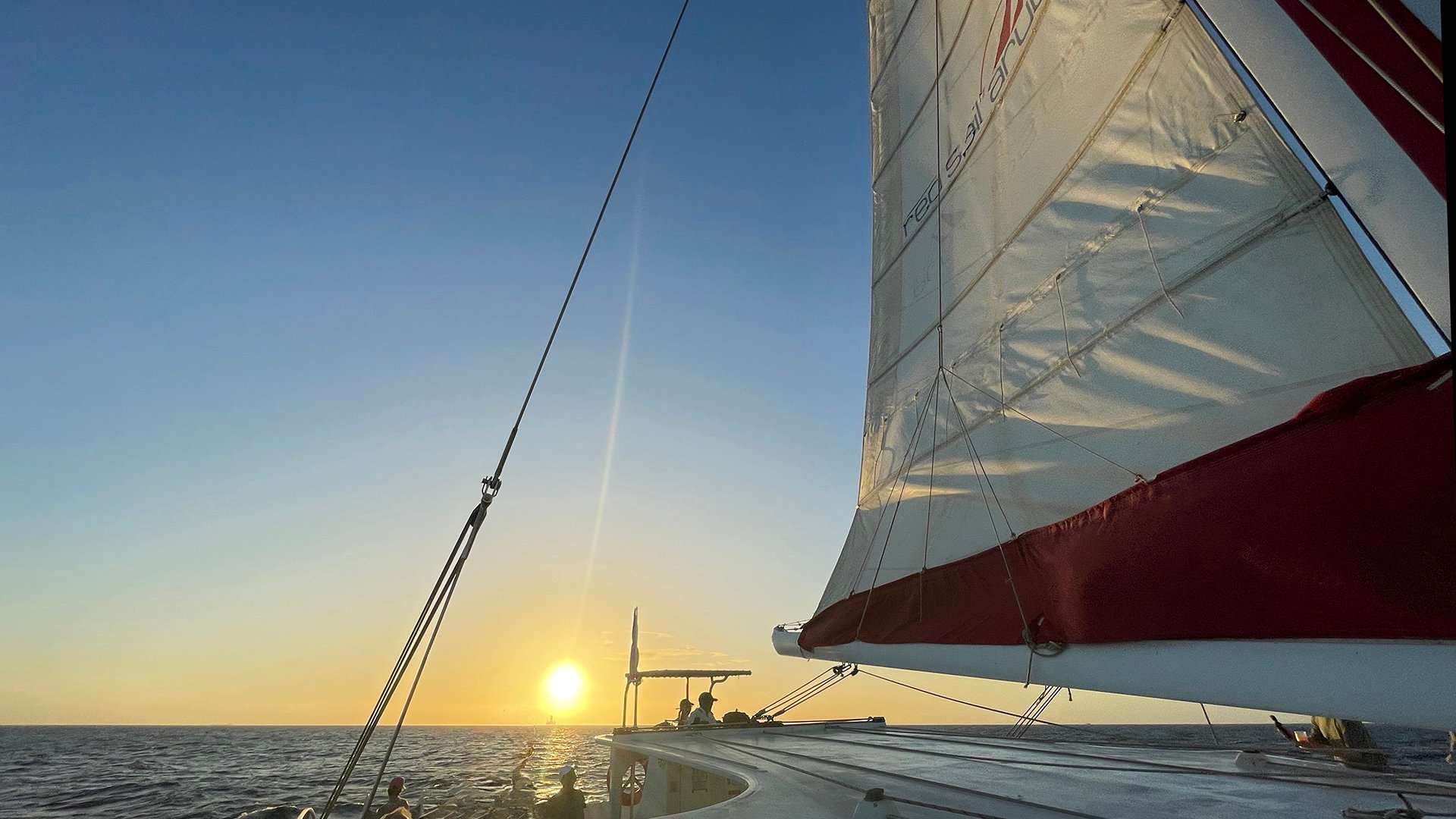 Mit dem Segelkatamaran in den Sonnenuntergang