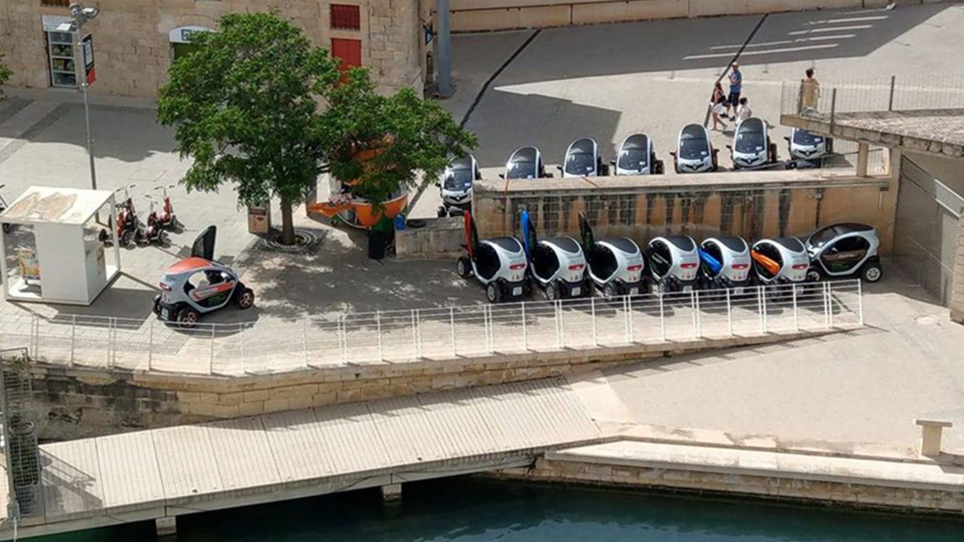 Für Selbstfahrer: Im Elektro-Twizy die Insel erkunden