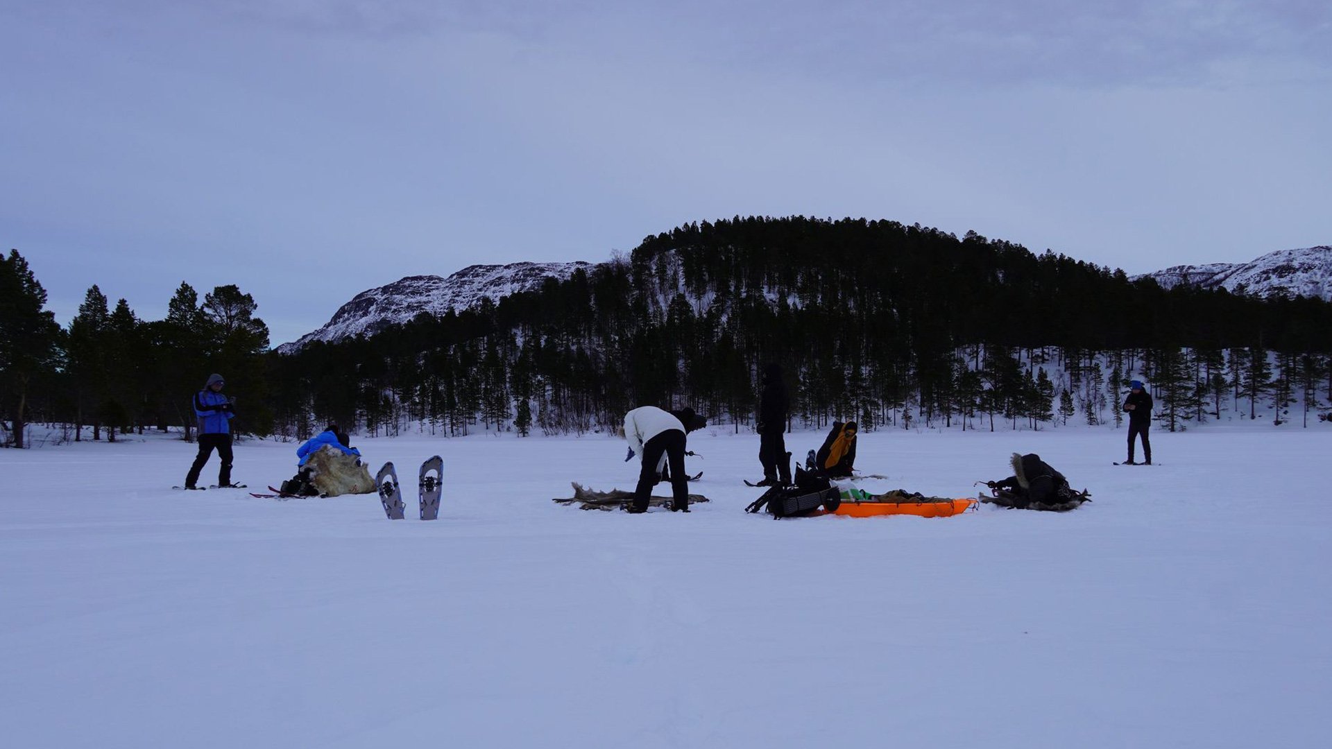 Traditionelles Eisangeln in der norwegischen Natur 