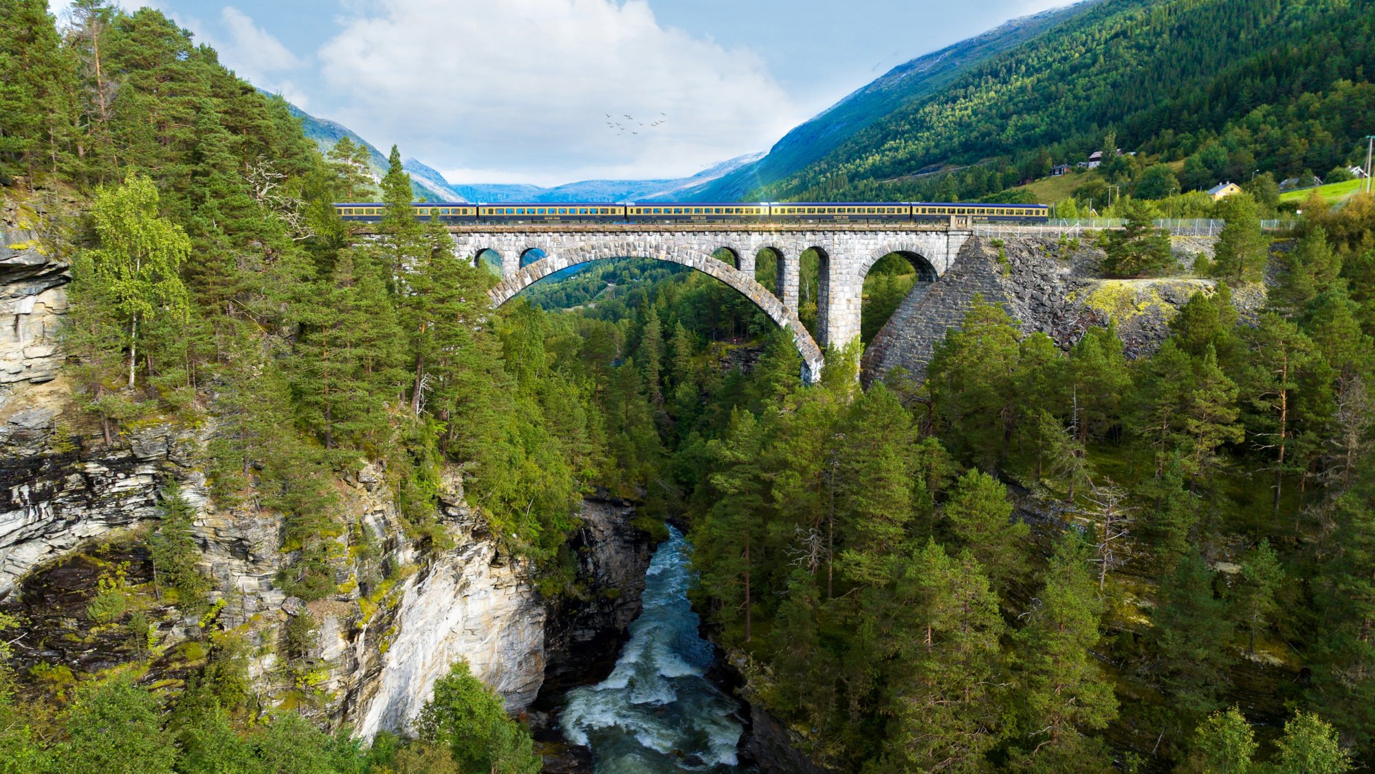 Mit dem Zug durch Norwegens Landschaft