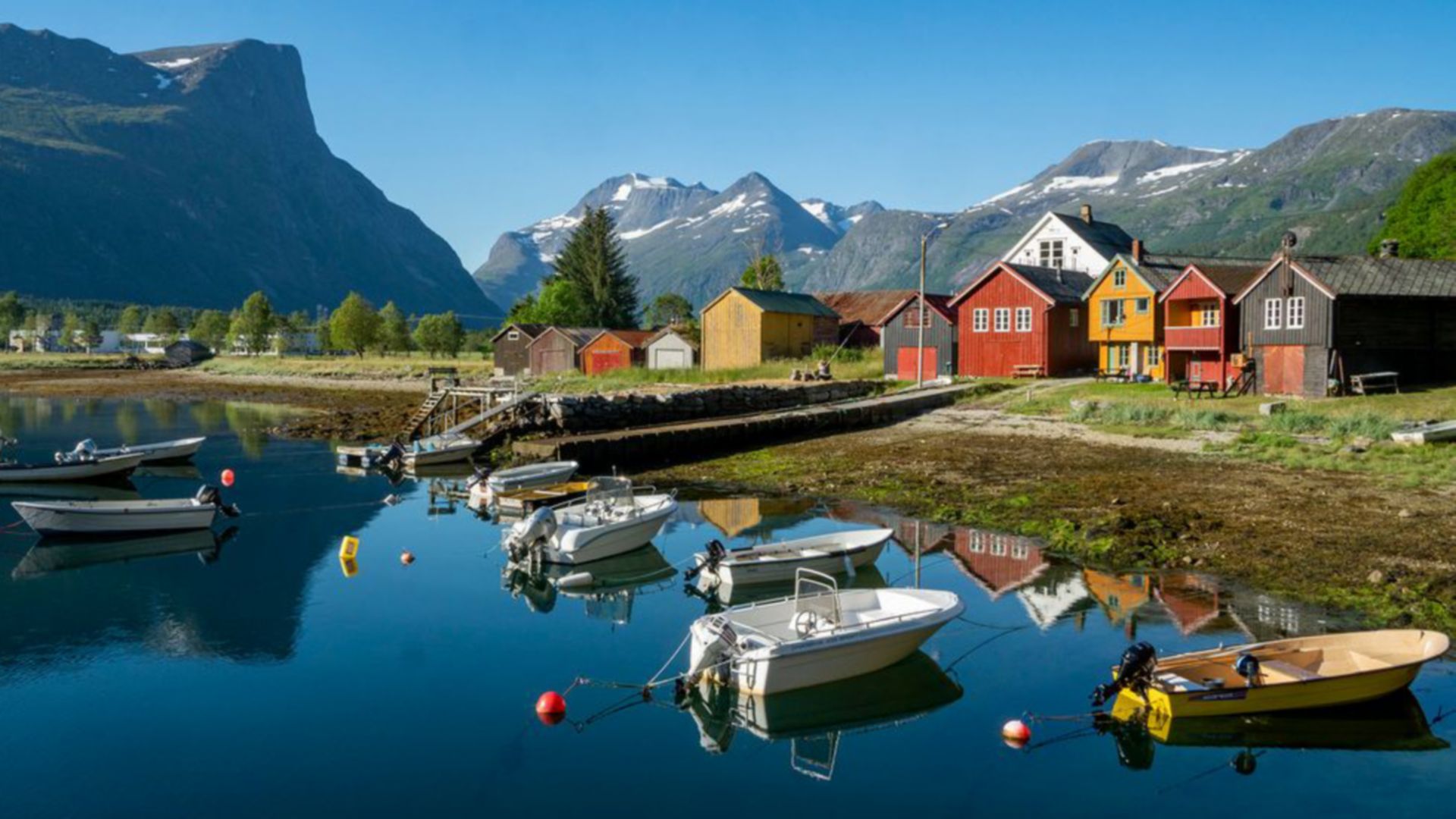 Malerische Bootsfahrt entlang des Fjords zum Dorf Eresfjord