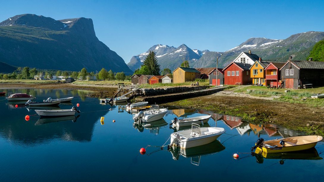 Malerische Bootsfahrt entlang des Fjords zum Dorf Eresfjord