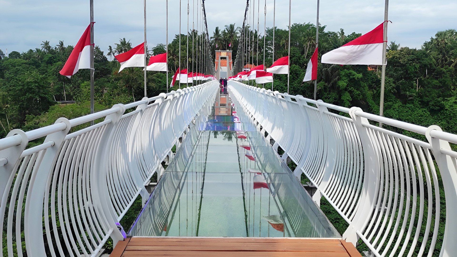 Tegenungan-Wasserfall und Glasbodenbrücke