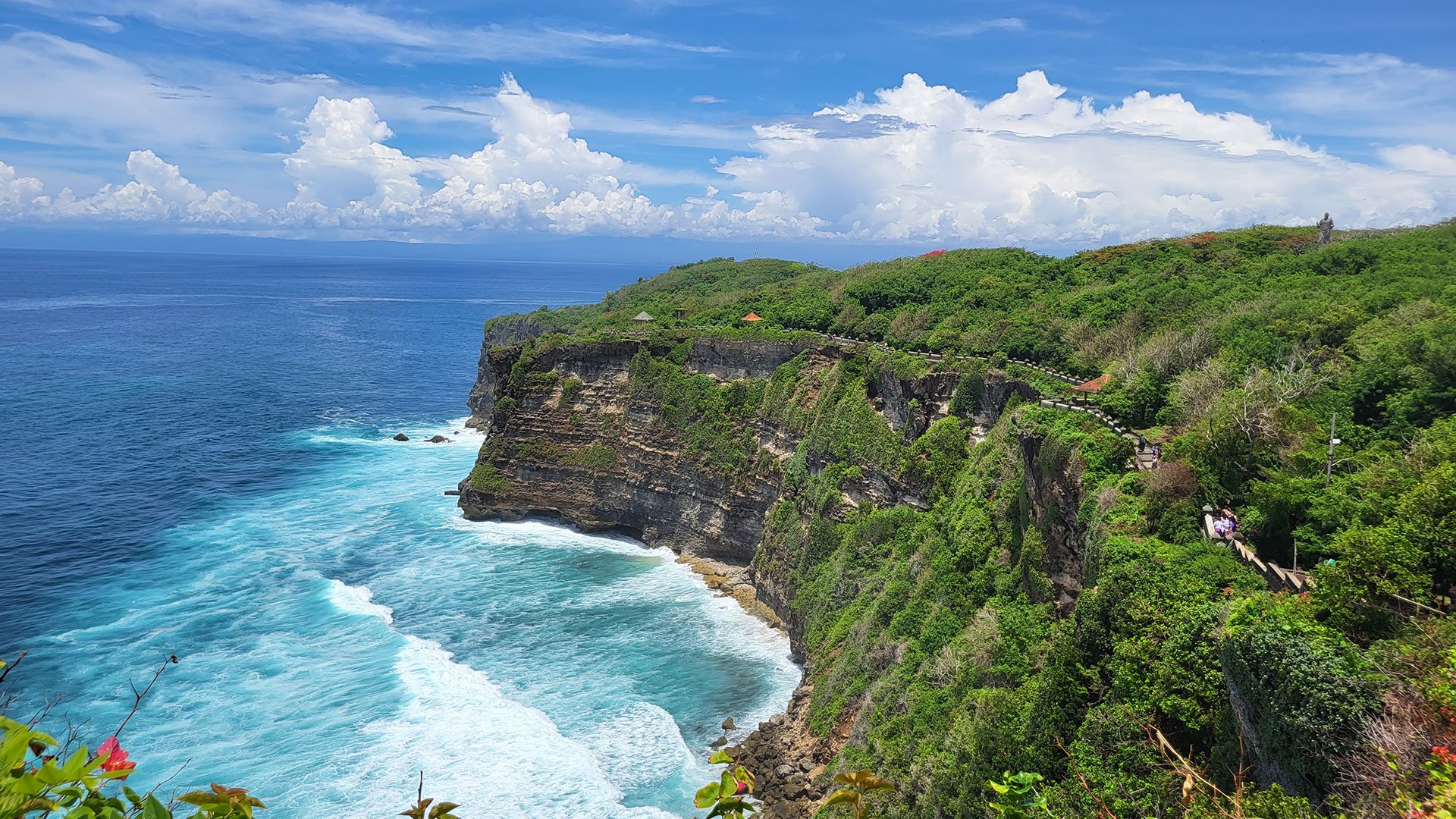 Balis bekannteste Wahrzeichen: Garuda Wisnu Statue und Küstentempel Uluwatu