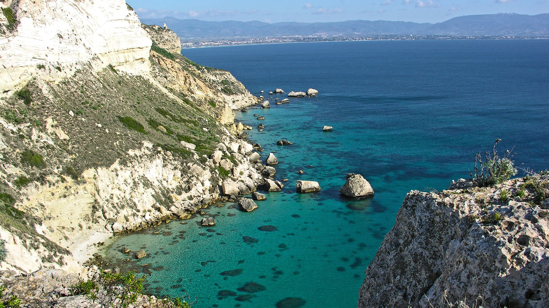 Sardiniens Küste mit dem Boot