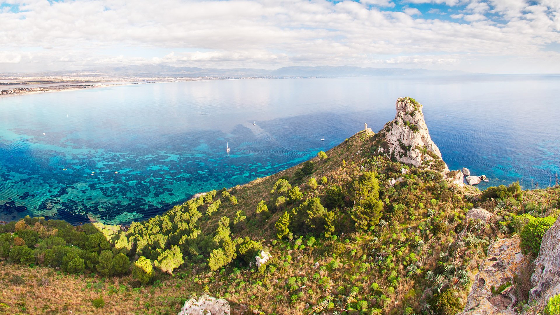 Segeln entlang der Küste